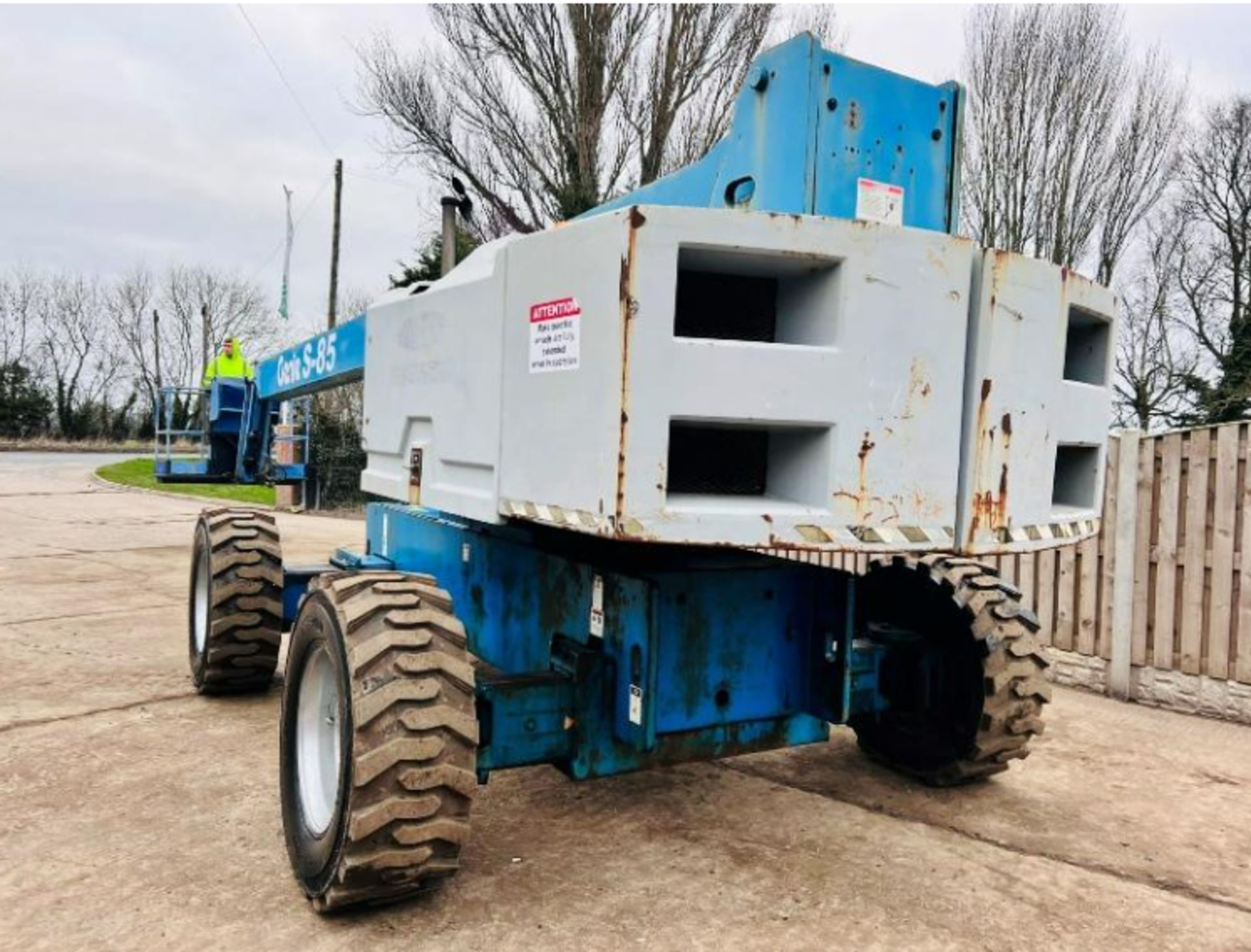 GENIE S85 AIREL PLATFORM * 85 FT WORKING HEIGHT * C/W HYDRAULIC PUSH OUT AXLES - Image 3 of 17