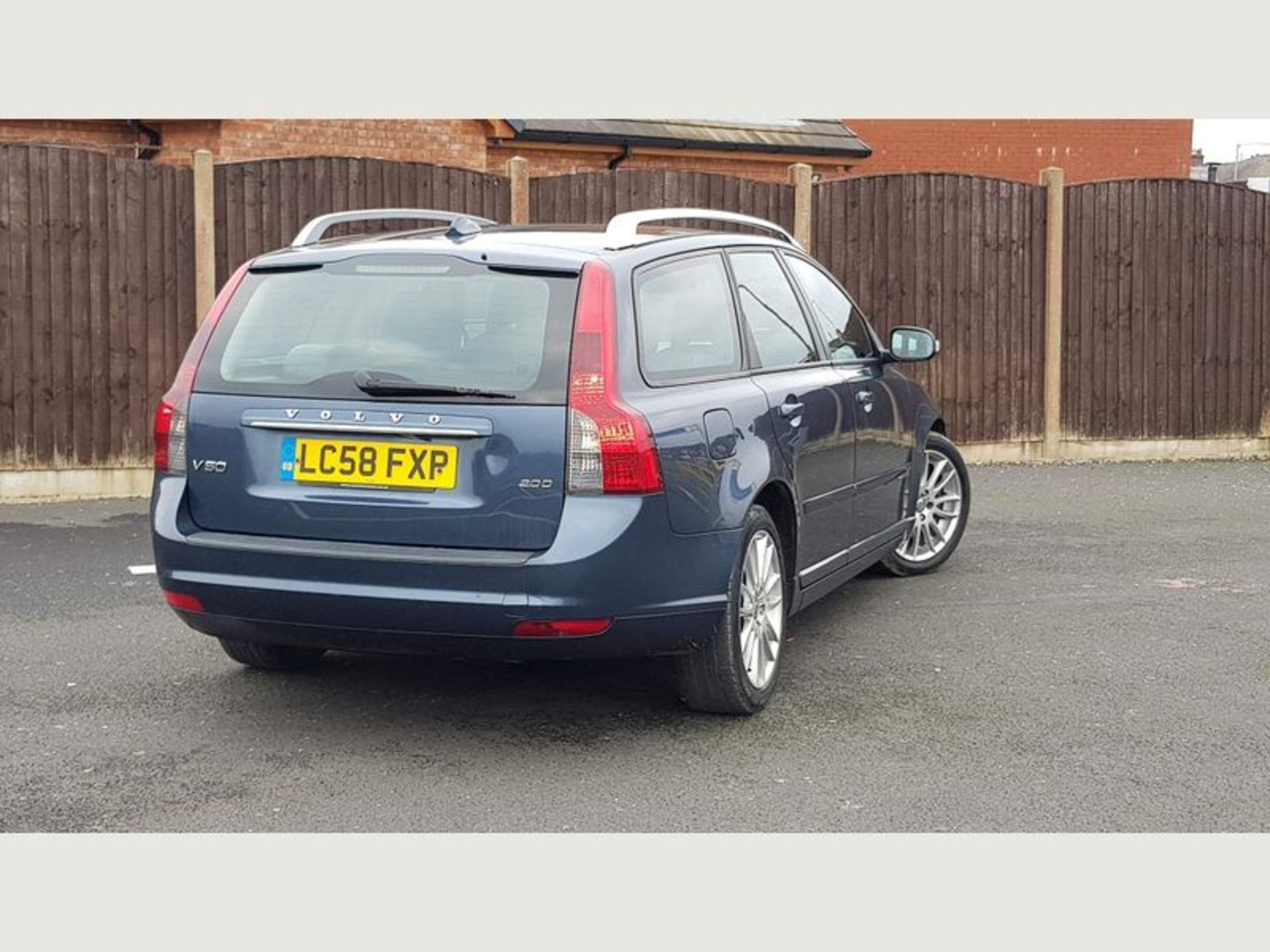 VOLVO V50 2.0D SE LUX EURO 4 5DR 2008 (58 REG) - Image 6 of 66