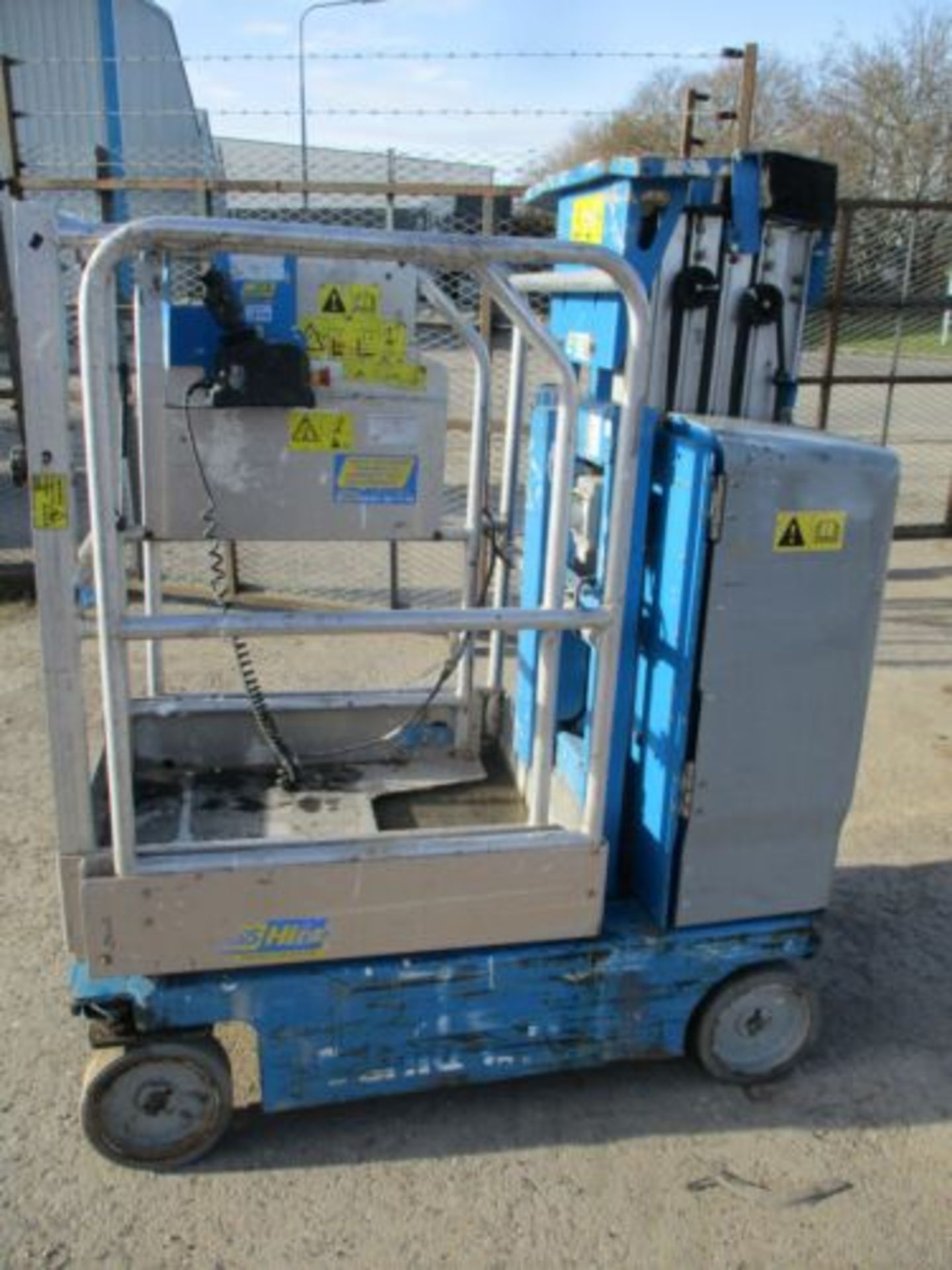 2010 GENIE GR15 SCISSOR LIFT ACCESS PLATFORM CHERRY PICKER SKYJACK MEWP - Image 6 of 11