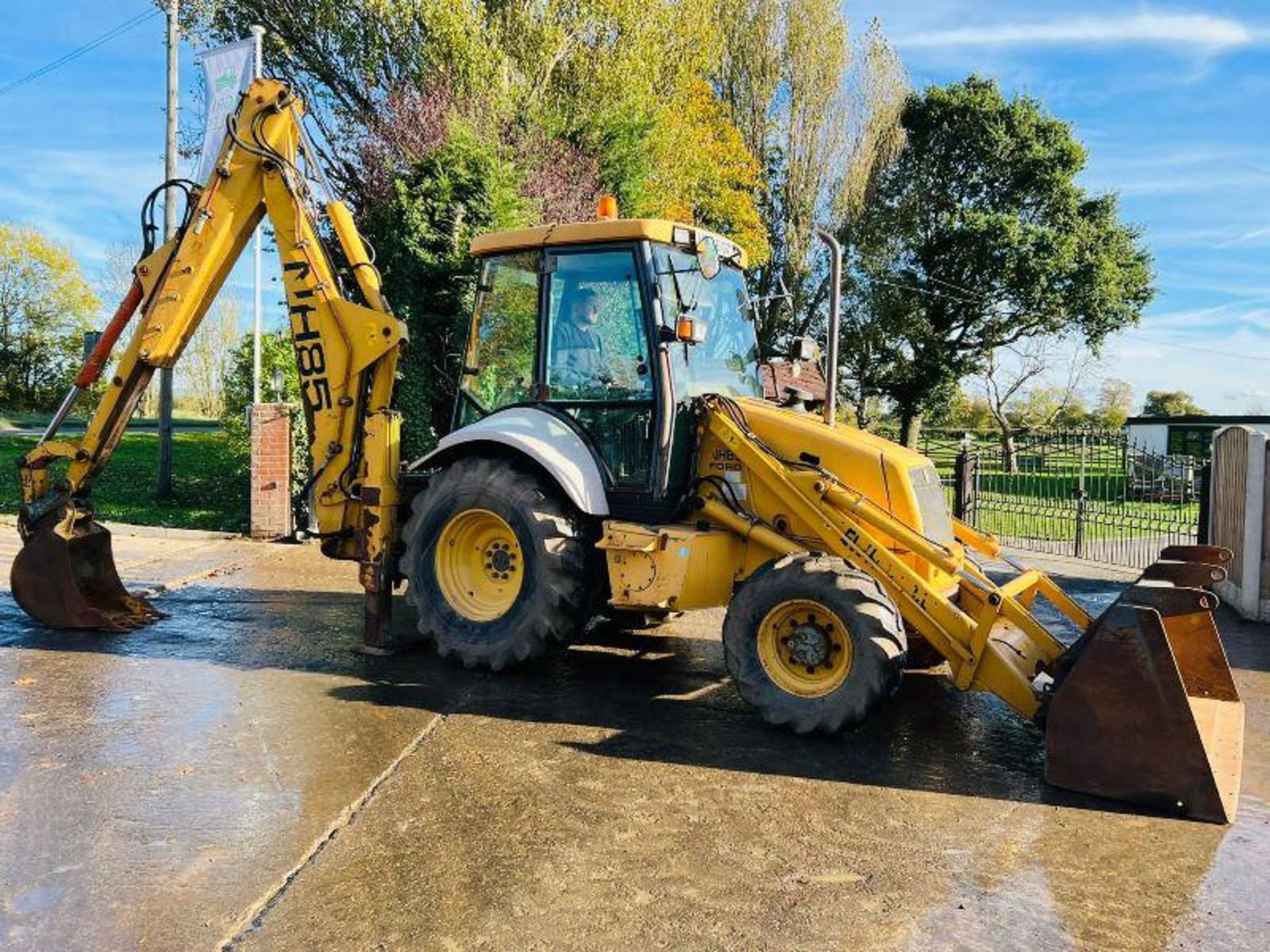 NEW HOLLAND NH85 4WD BACKHOE DIGGER C/W REAR QUICK HITCH & EXTENDING DIG - Image 15 of 17