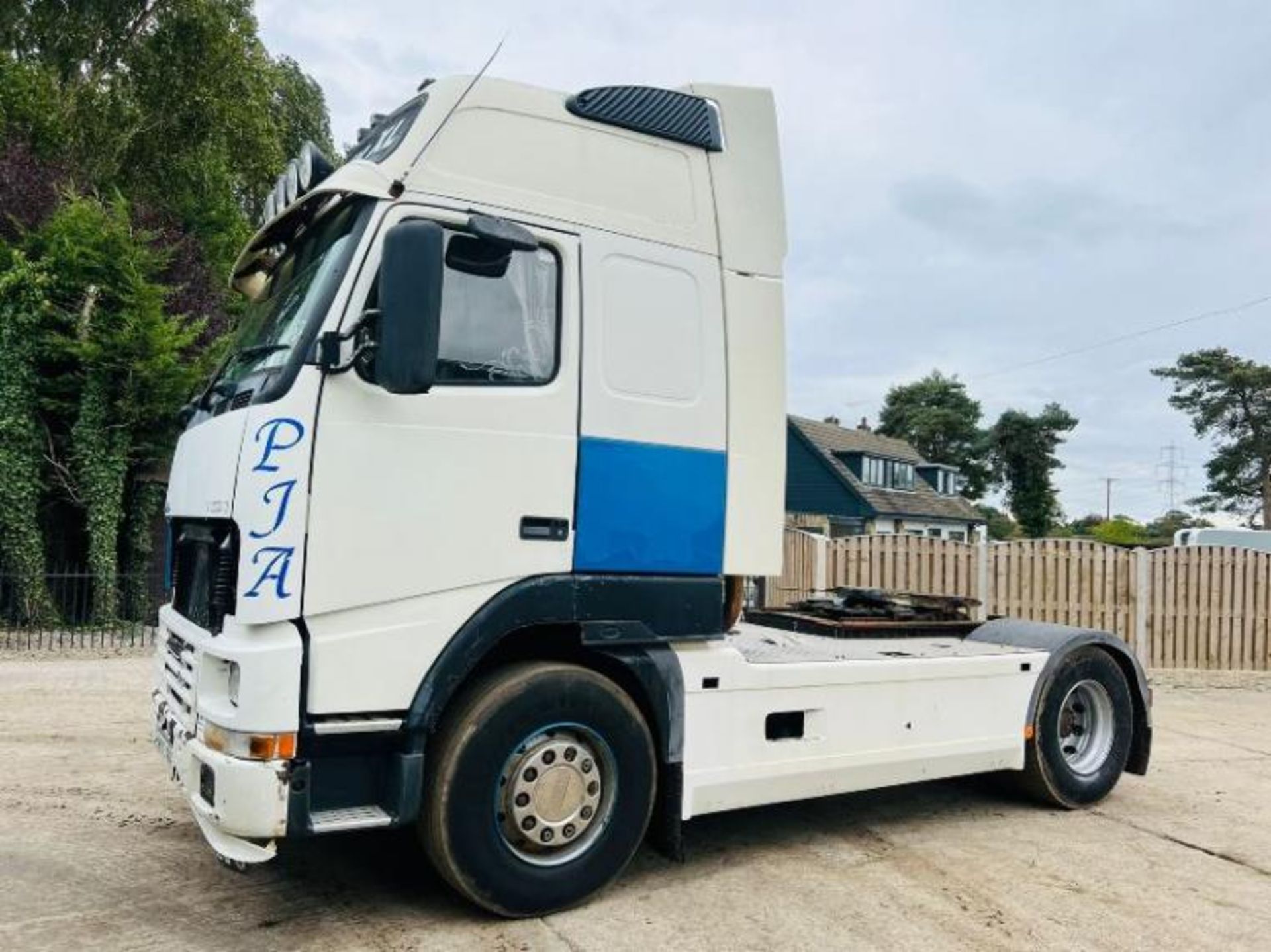 VOLVO FH12 4X2 TRACTOR UNIT C/W MANUAL GEAR BOX