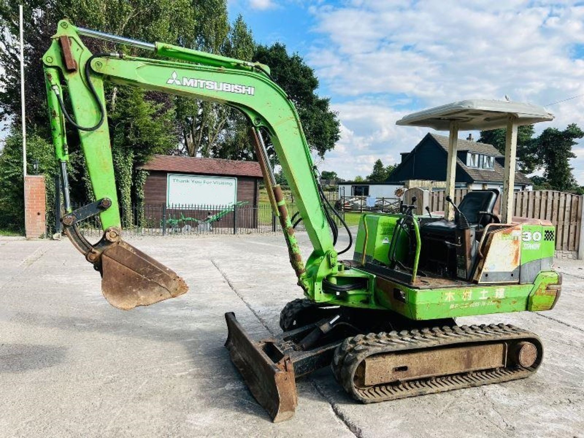 MITSUBISHI 30 TRACKED EXCAVATOR C/W RUBBER TRACKS , ROLE BAR AND CANOPY - Image 8 of 12