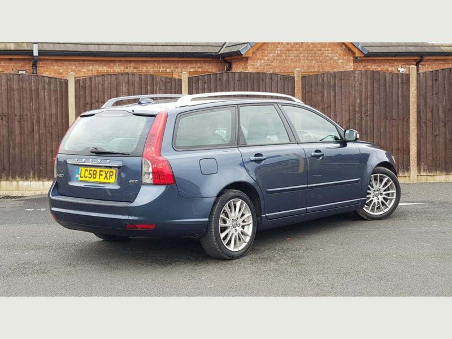 VOLVO V50 2.0D SE LUX EURO 4 5DR 2008 (58 REG) - Image 13 of 66