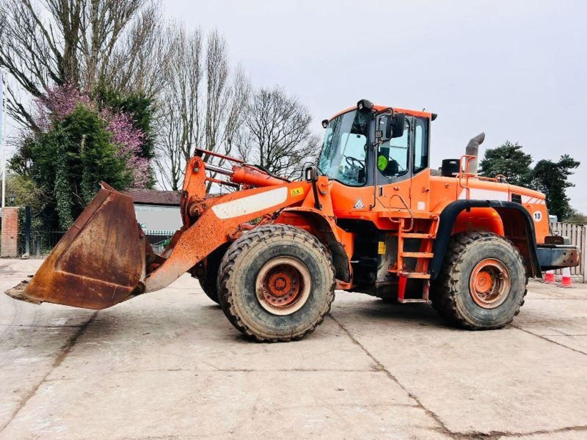 DOOSAN DL350 4WD LOADING SHOVEL *YEAR 2012* C/W BUCKET & AC CABIN - Bild 2 aus 20