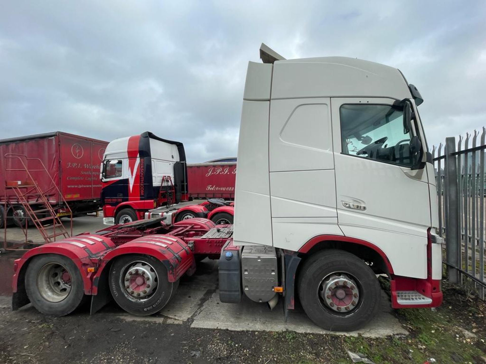 2013 VOLVO FH TRACTOR UNIT - 1,025,149 KMS - Image 3 of 12