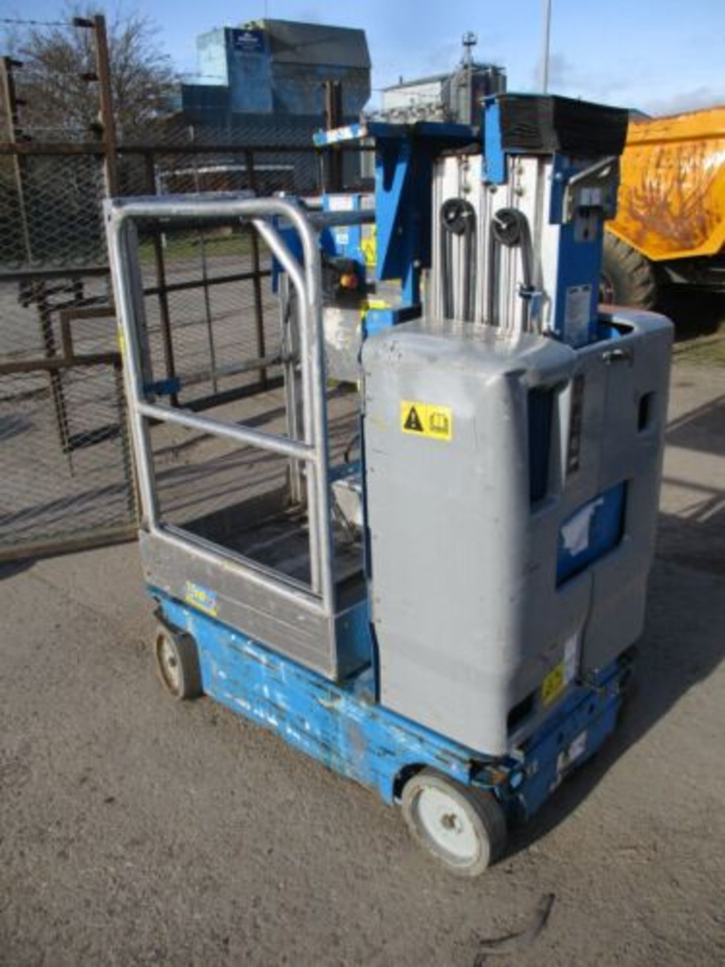 2010 GENIE GR15 SCISSOR LIFT ACCESS PLATFORM CHERRY PICKER SKYJACK MEWP - Image 7 of 11