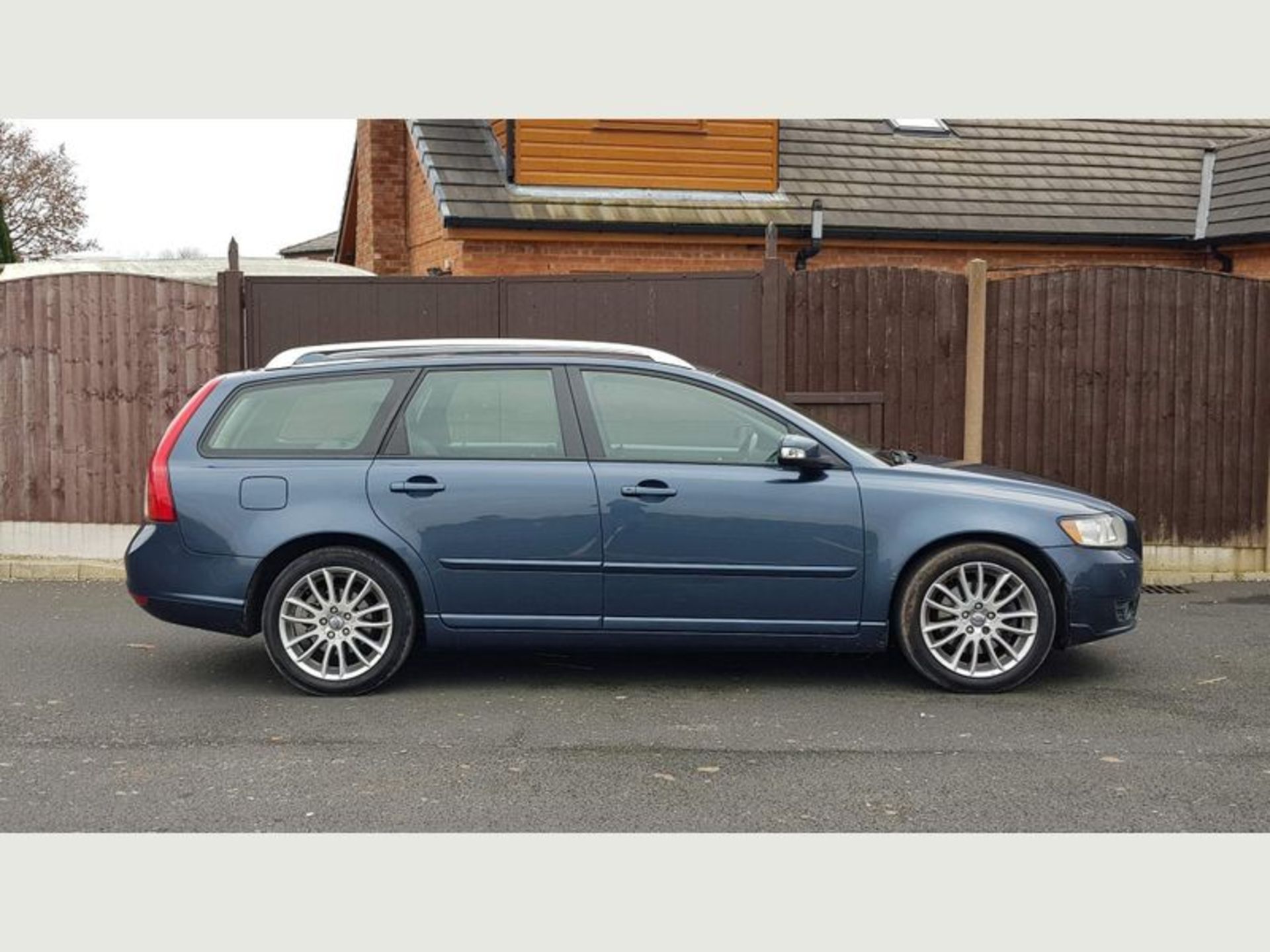 VOLVO V50 2.0D SE LUX EURO 4 5DR 2008 (58 REG) - Image 3 of 66