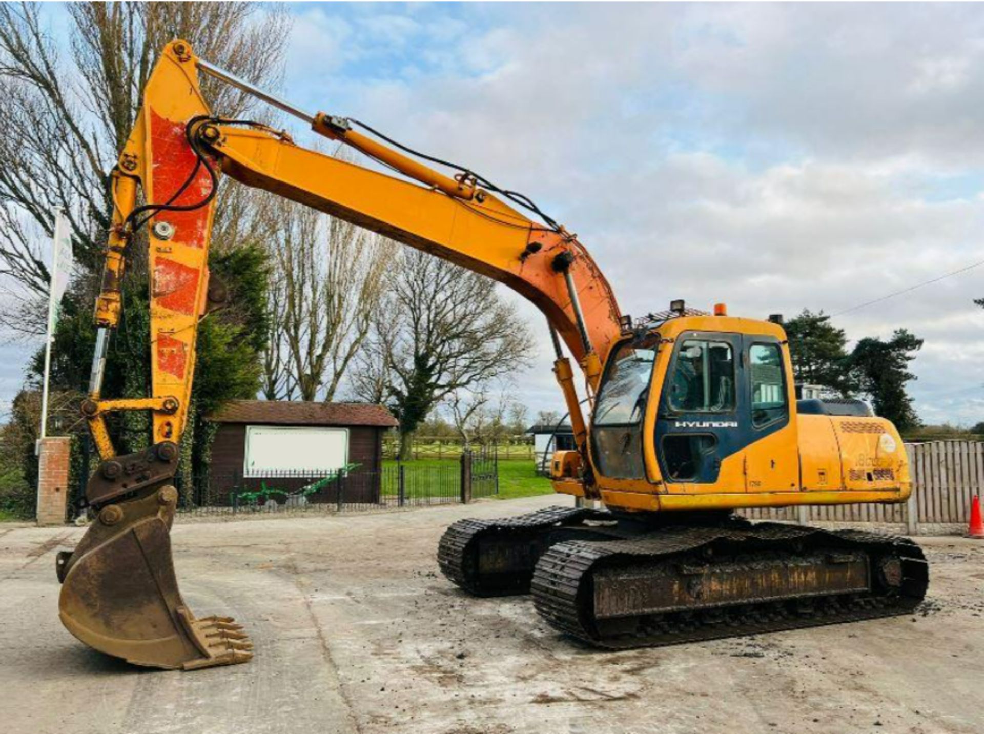 HYUNDIA R180LC-3 TRACKED EXCAVATOR C/W QUICK HITCH & BUCKET - Image 2 of 12