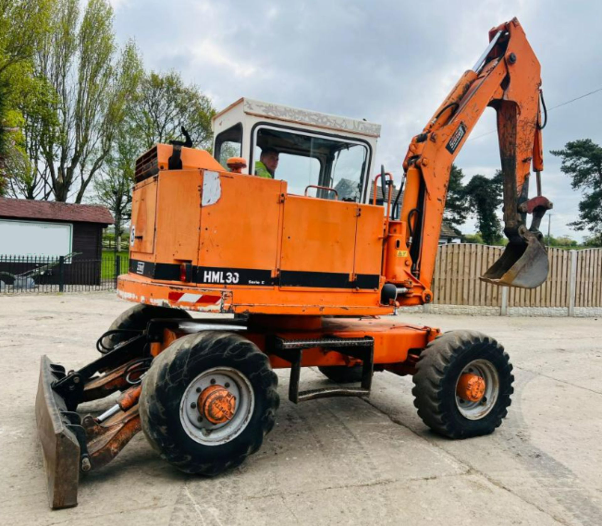 SCHAEFF HML30 4WD WHEELED EXCAVATOR C/W FRONT BLADE - Image 13 of 15