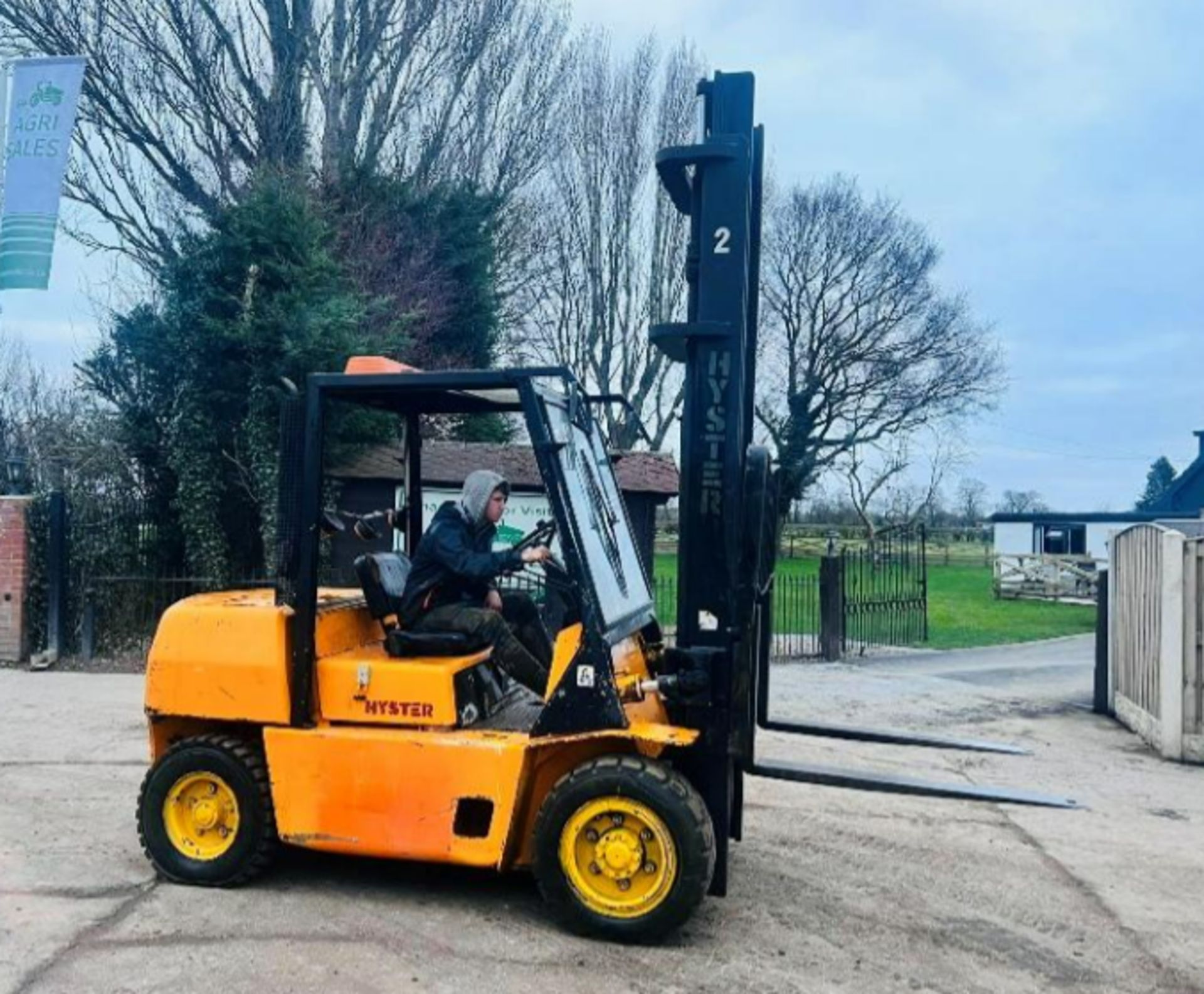 HYSTER 3 TON DIESEL FORKLIFT C/W PALLET TINES - Image 4 of 13