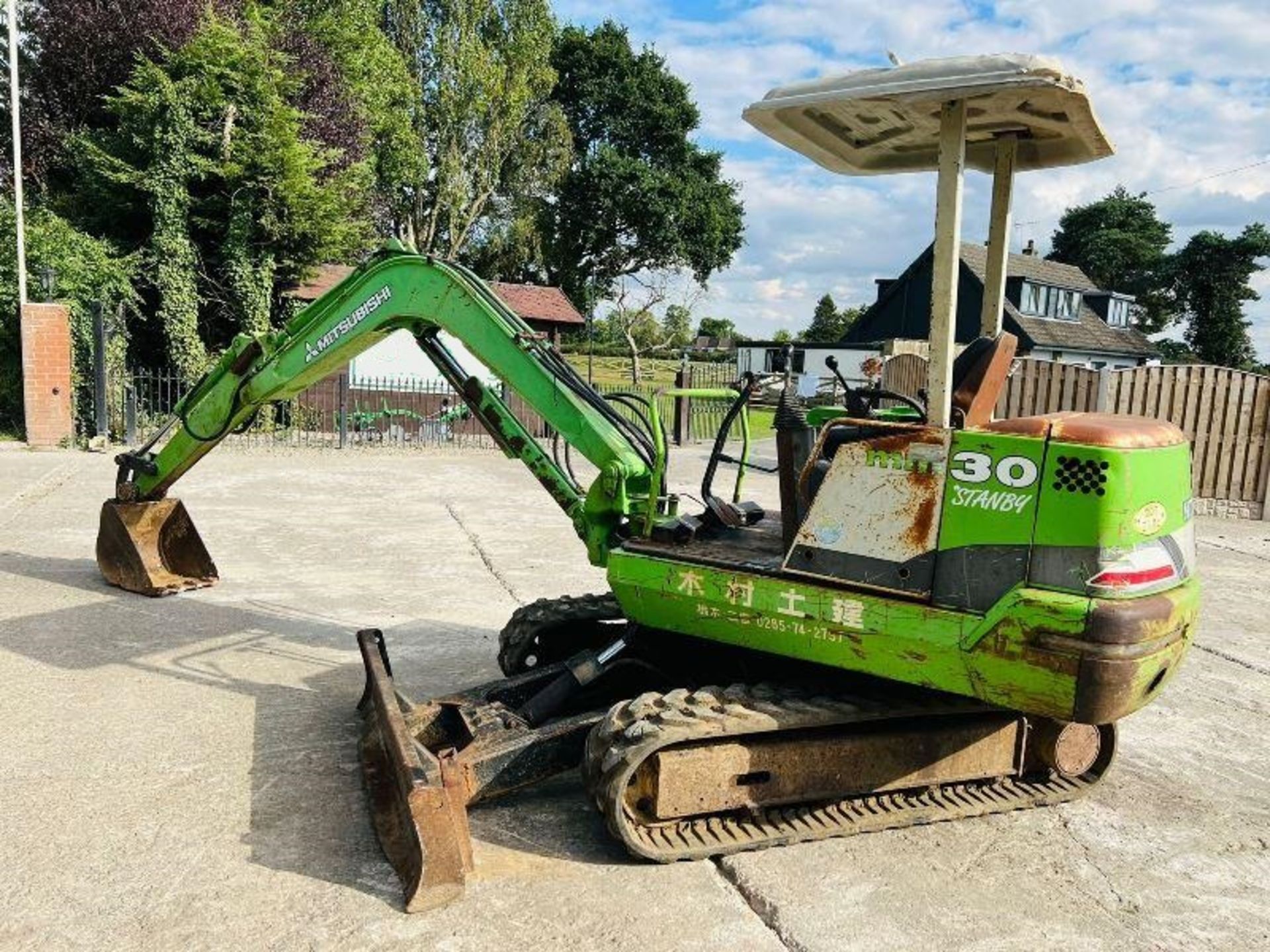 MITSUBISHI 30 TRACKED EXCAVATOR C/W RUBBER TRACKS , ROLE BAR AND CANOPY - Image 4 of 12