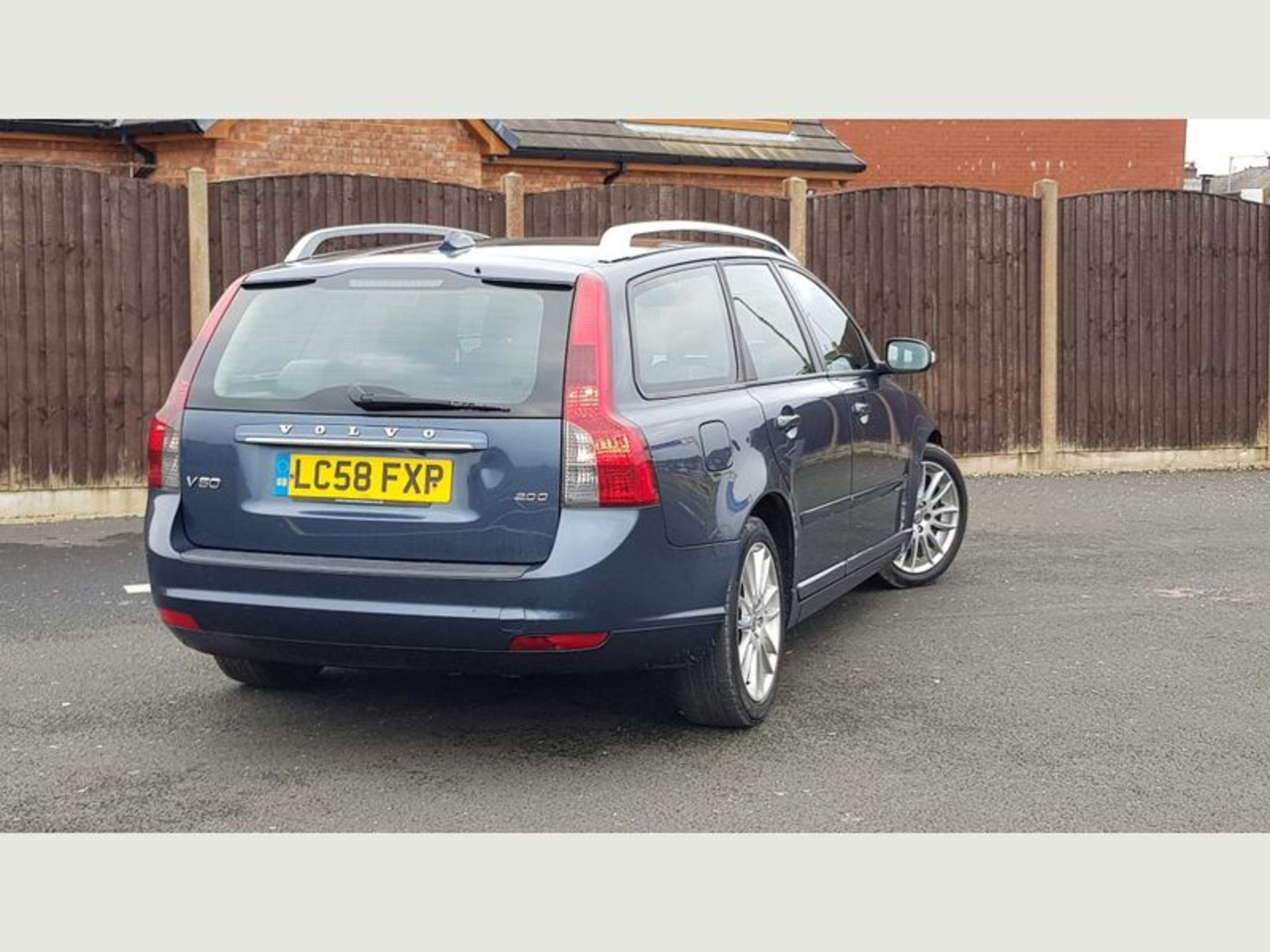 VOLVO V50 2.0D SE LUX EURO 4 5DR 2008 (58 REG) - Image 15 of 66