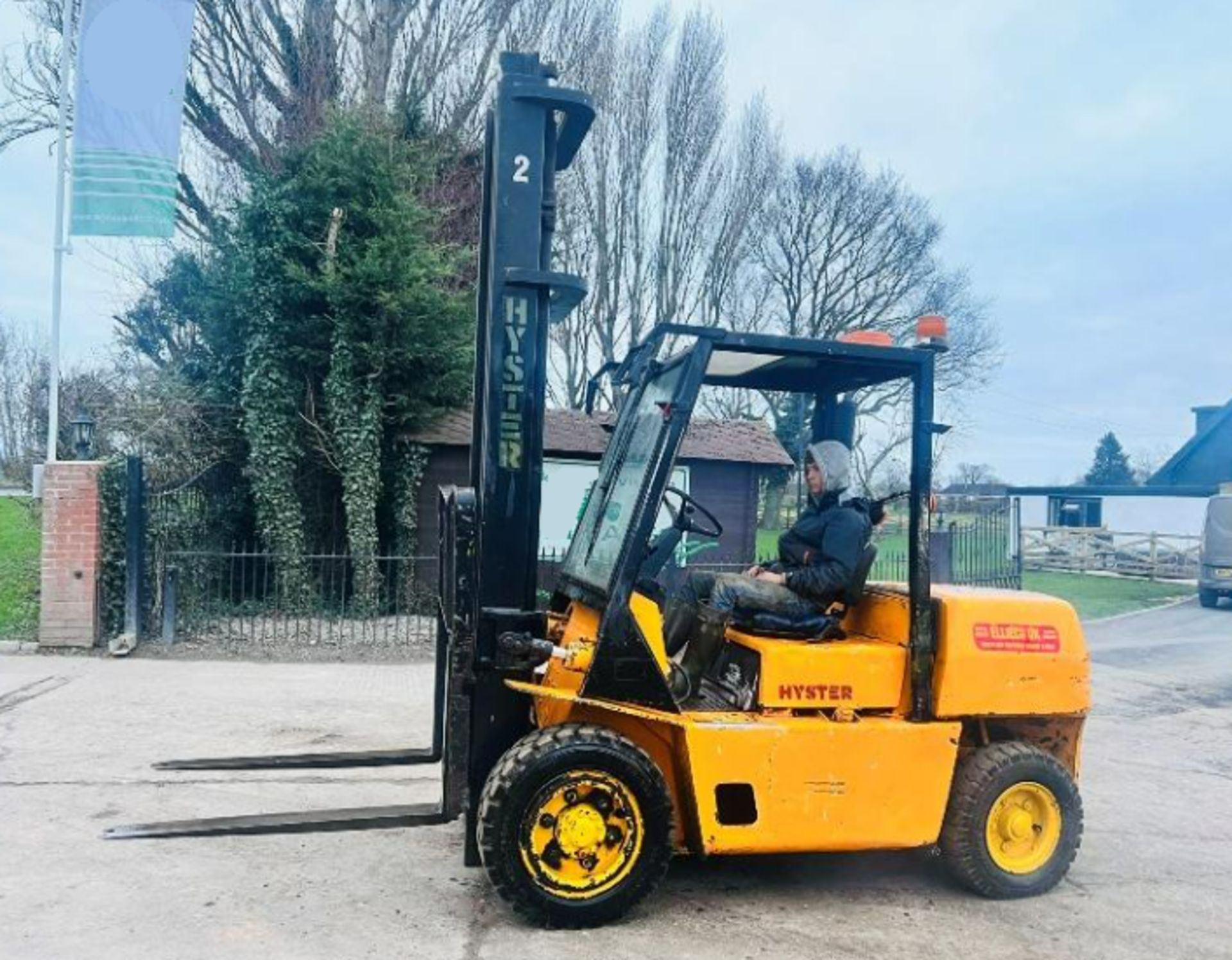 HYSTER 3 TON DIESEL FORKLIFT C/W PALLET TINES - Image 6 of 13