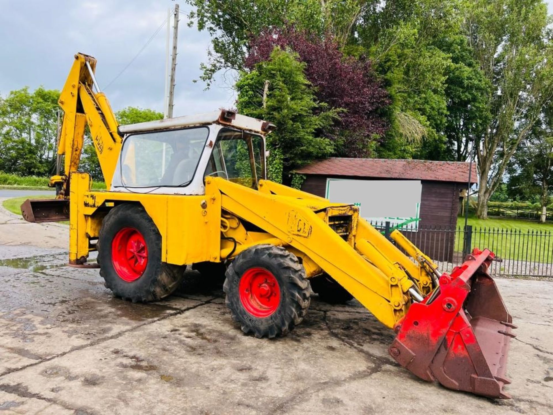 JCB 3D SERIES 2 BACKHOE DIGGER C/W THREE IN ONE BUCKET