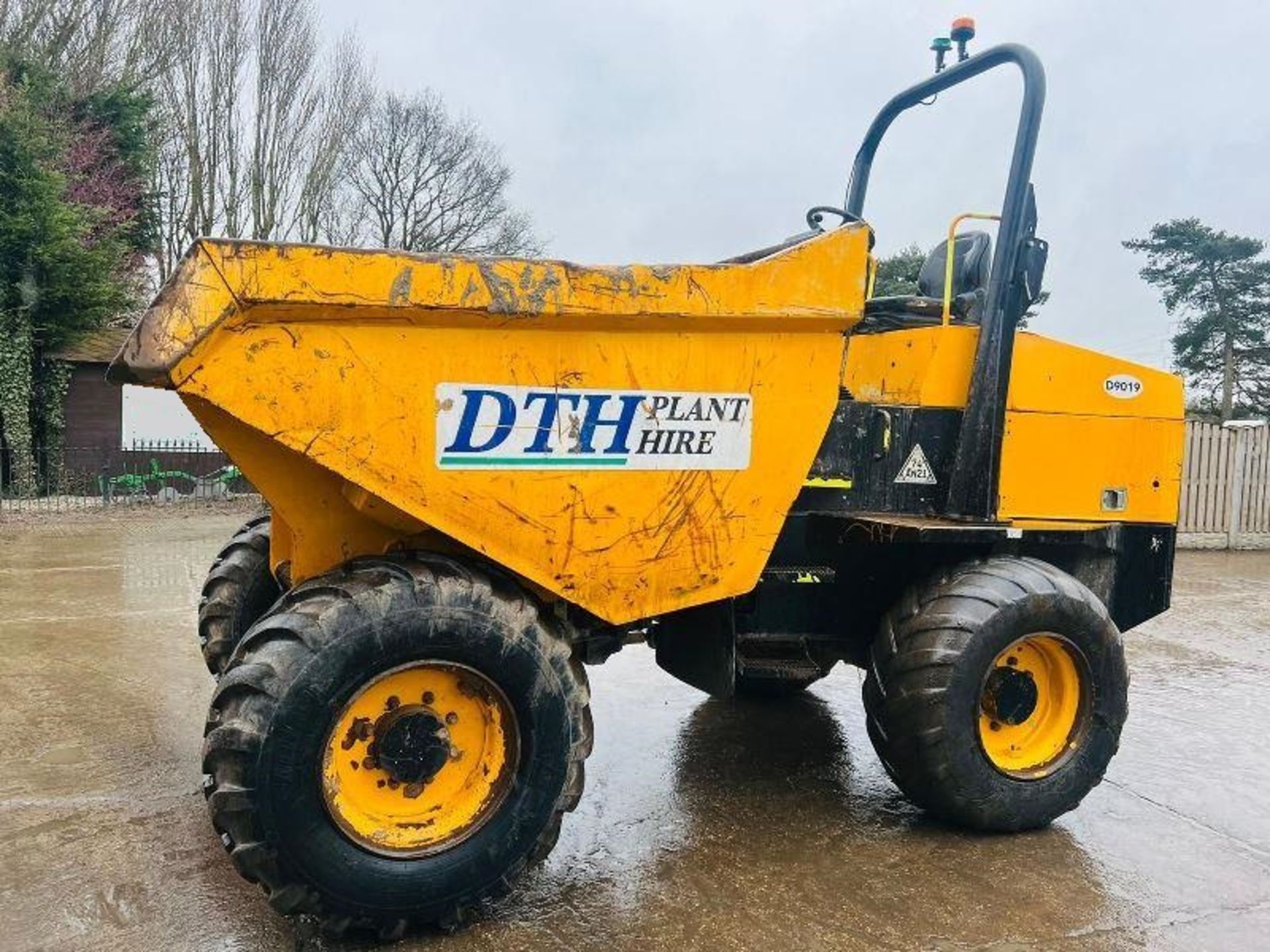 JCB 9TFT POWERSHUTTLE 4WD DUMPER * YEAR 2015 , 2567 HOURS * C/W ROLE BAR