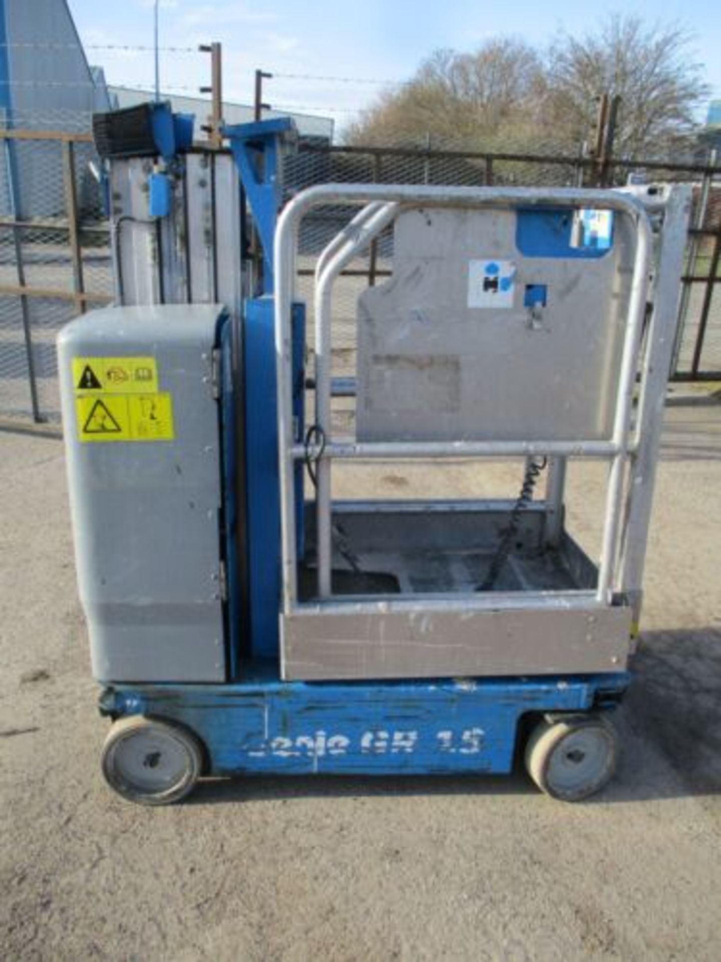 2010 GENIE GR15 SCISSOR LIFT ACCESS PLATFORM CHERRY PICKER SKYJACK MEWP - Image 2 of 11