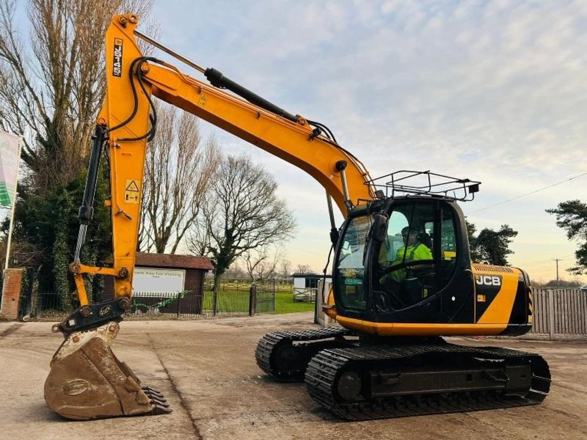 JCB JS145 TRACKED EXCAVATOR * YEAR 2010 * C/W QUICK HITCH & BUCKET - Bild 2 aus 7