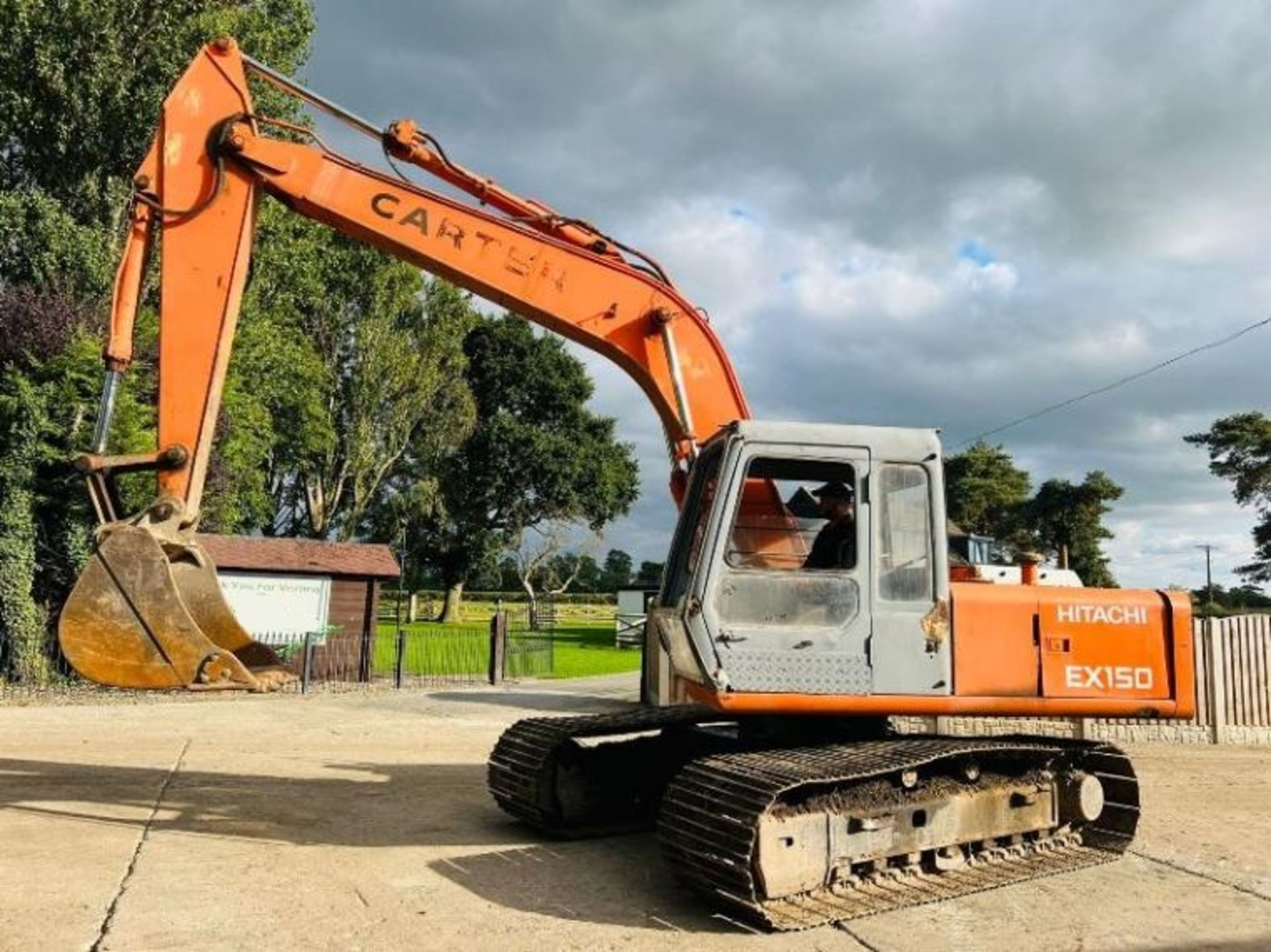 HITACHI EX150 TRACKED EXCAVATOR C/W BUCKET - Image 8 of 17