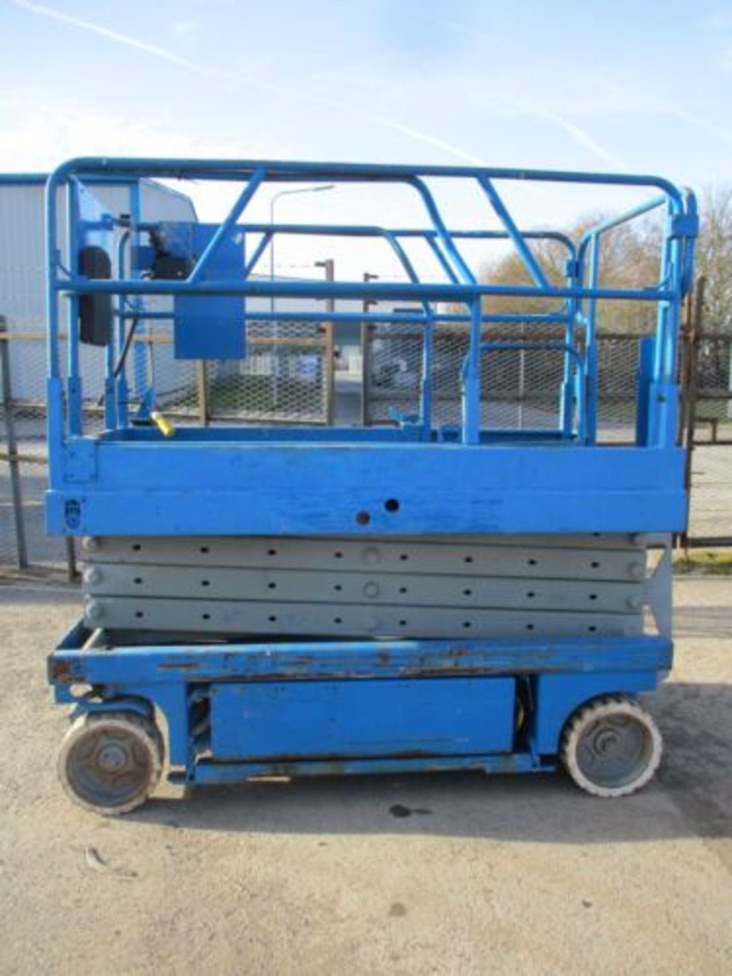 GENIE 2646 SCISSOR LIFT ACCESS PLATFORM CHERRY PICKER SKYJACK 3219 4626 1932 - Image 4 of 12