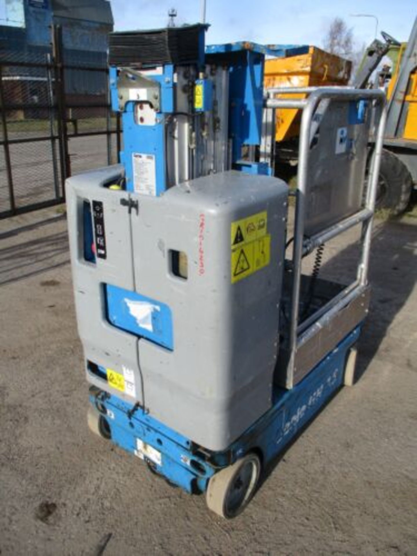 2010 GENIE GR15 SCISSOR LIFT ACCESS PLATFORM CHERRY PICKER SKYJACK MEWP - Image 3 of 11