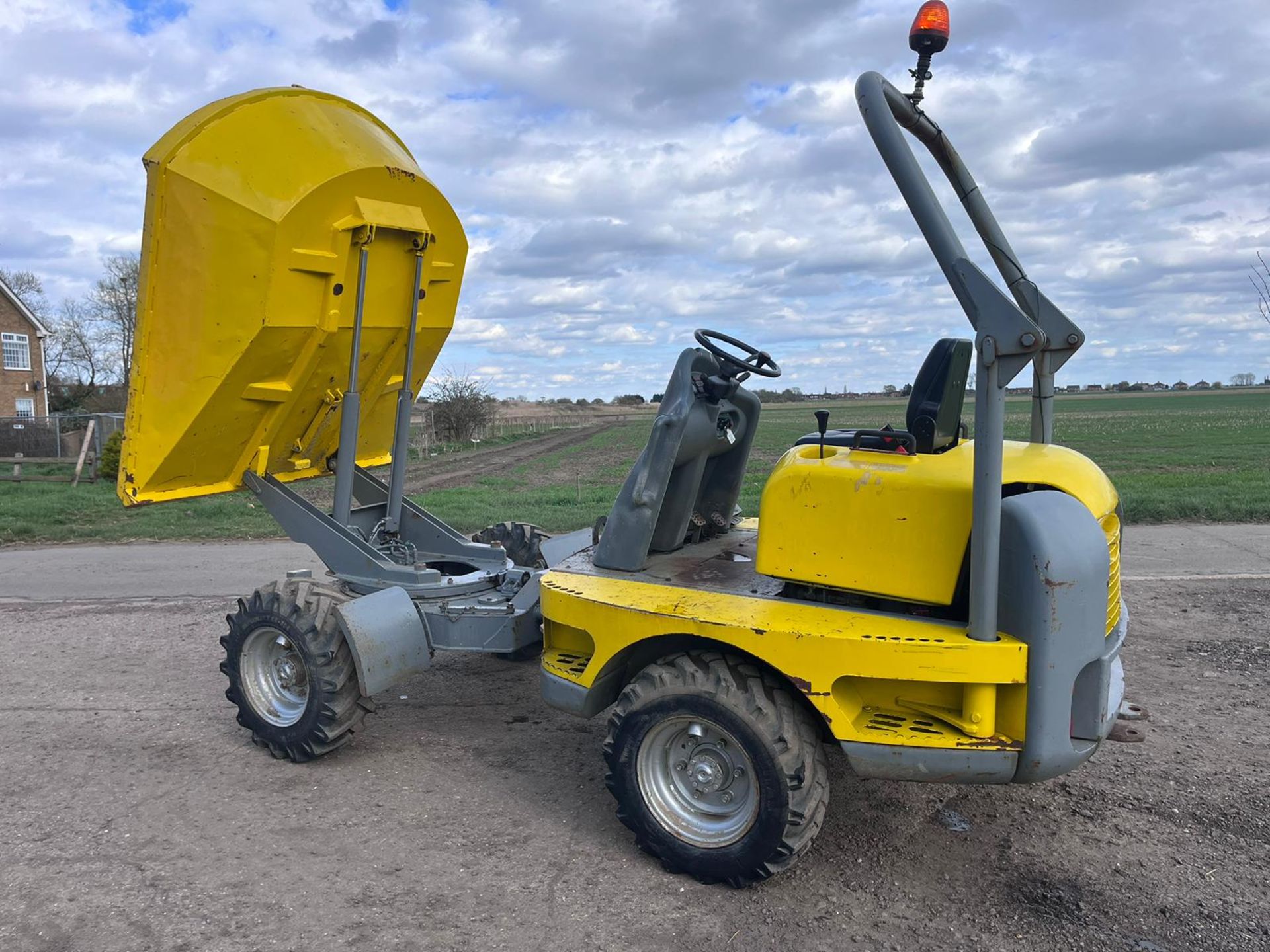 WACKER NEUSON 3 TONNE SWIVEL TIP DUMPER