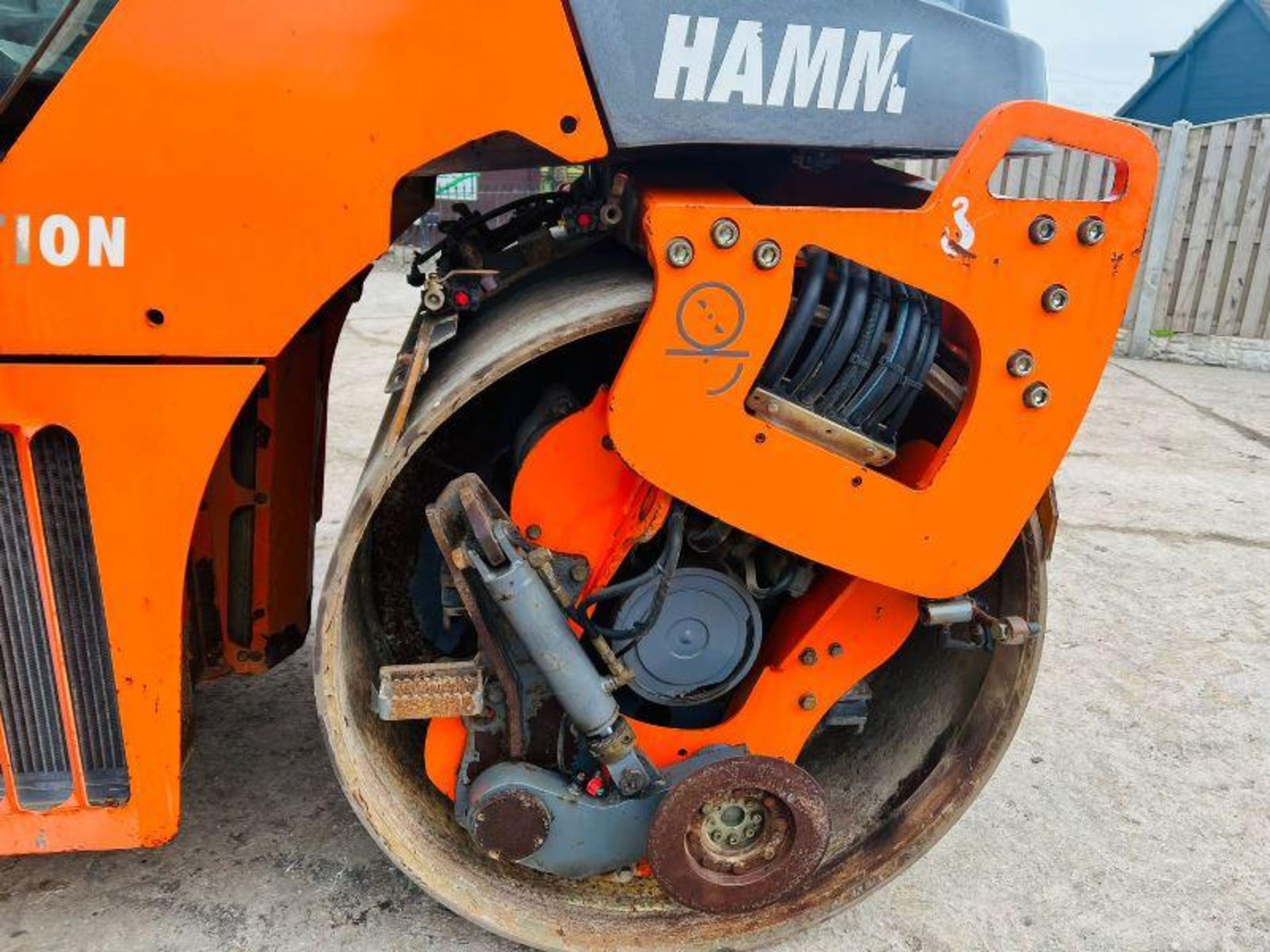 HAM DV70 DOUBLE DRUM ROLLER * 3025 HOURS * C/W TARMAC CUTTER - Image 9 of 19