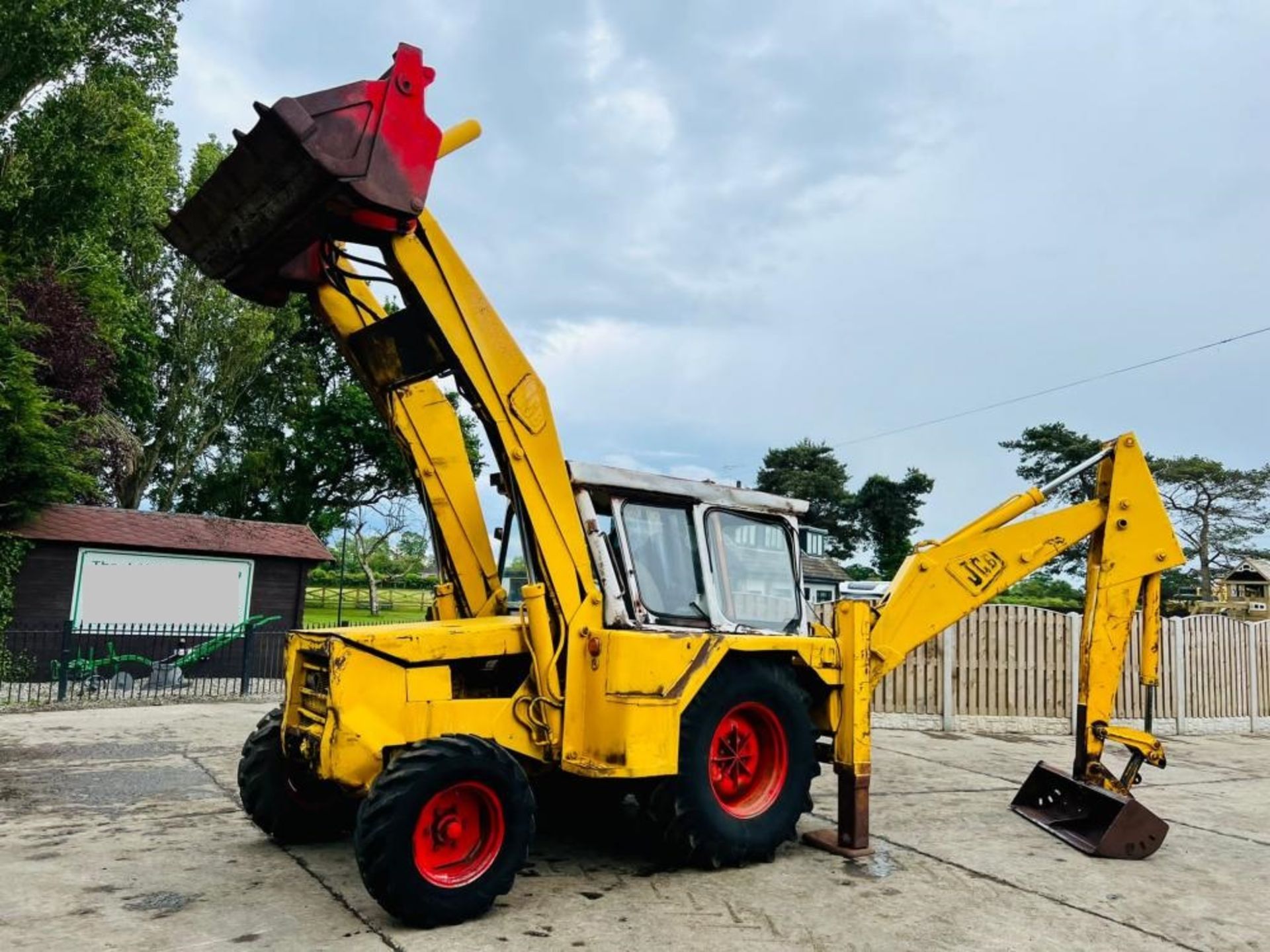 JCB 3D SERIES 2 BACKHOE DIGGER C/W THREE IN ONE BUCKET - Image 15 of 16