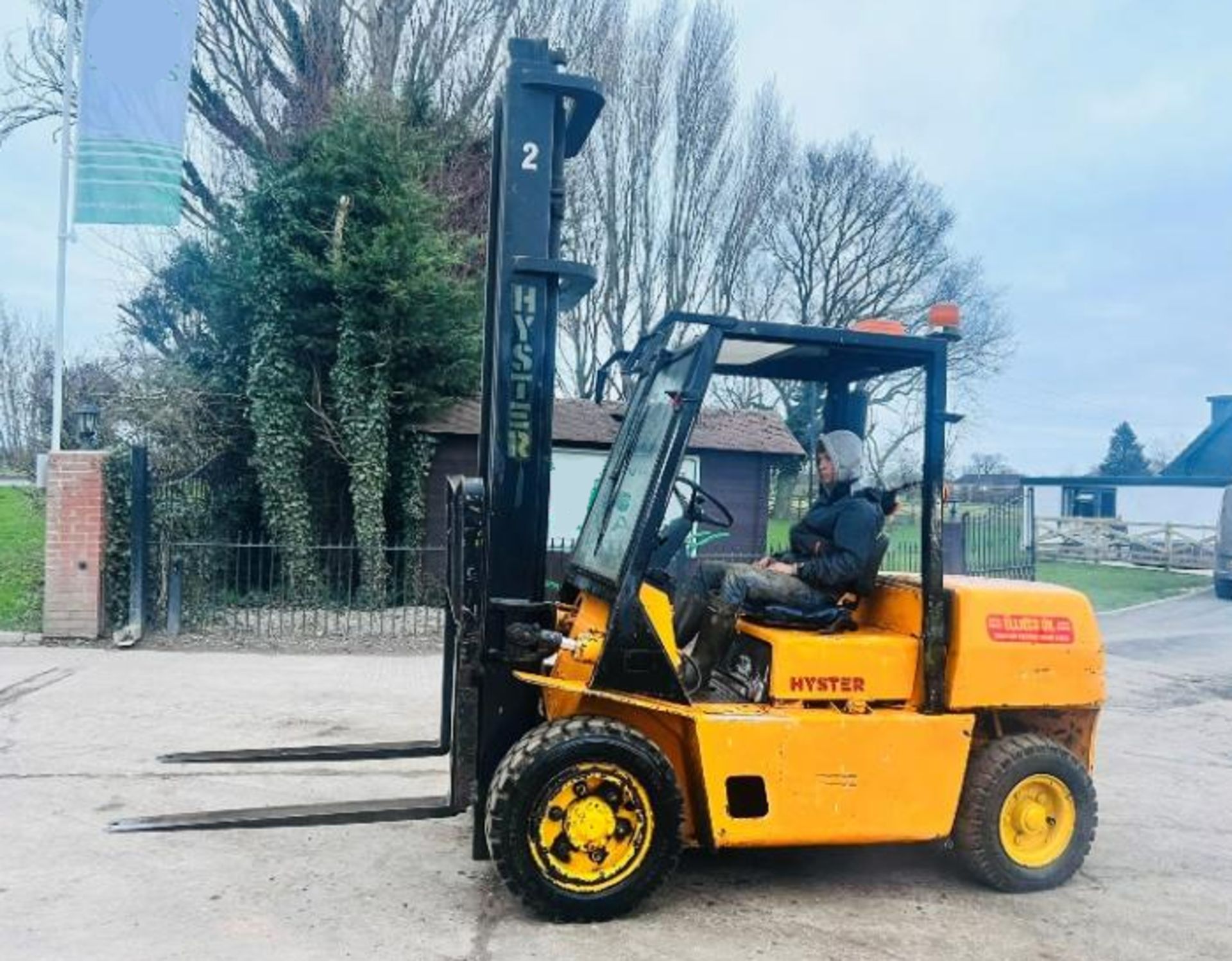 HYSTER 3 TON DIESEL FORKLIFT C/W PALLET TINES - Image 3 of 13