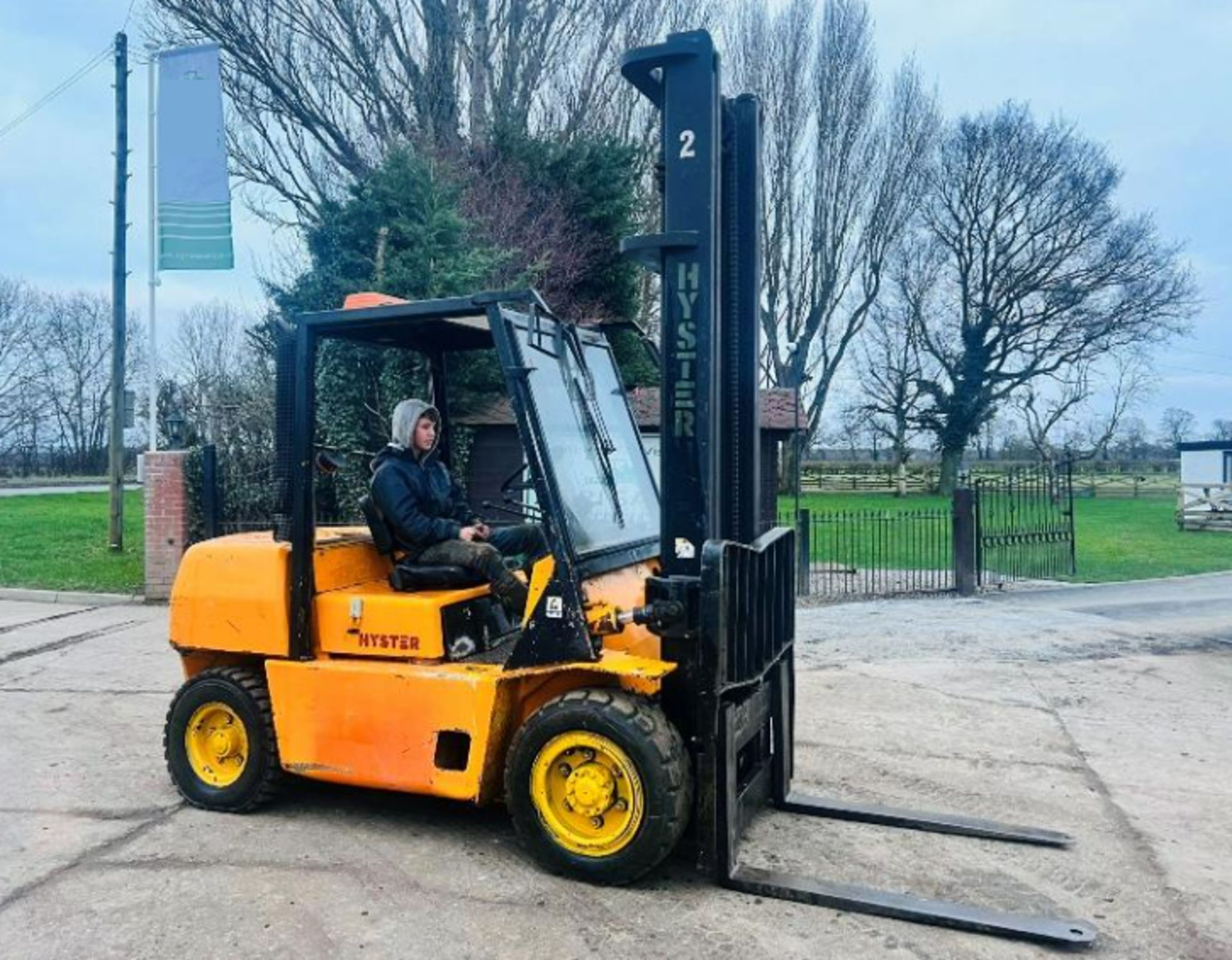 HYSTER 3 TON DIESEL FORKLIFT C/W PALLET TINES