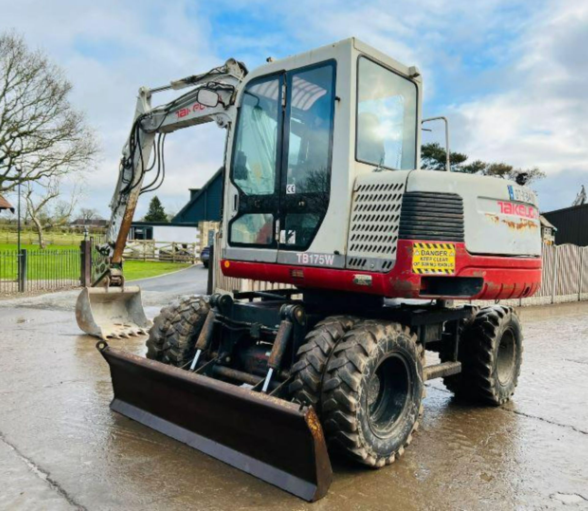 TAKEUCHI TB175 4WD WHEELED EXCAVATOR C/W BLADE & OFF SET BOOM - Bild 3 aus 15