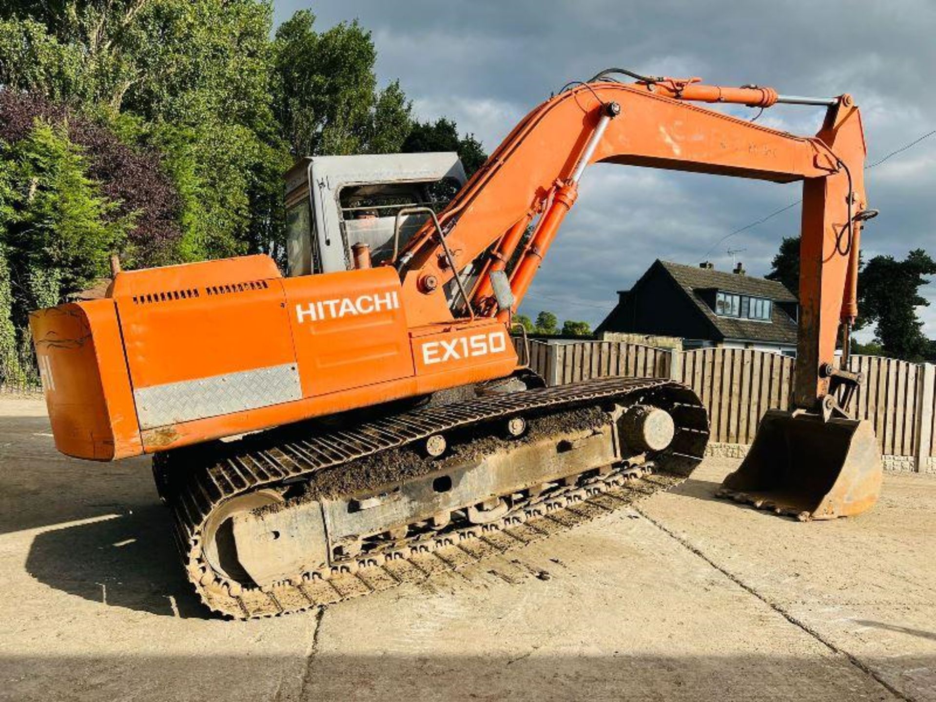 HITACHI EX150 TRACKED EXCAVATOR C/W BUCKET - Image 3 of 17