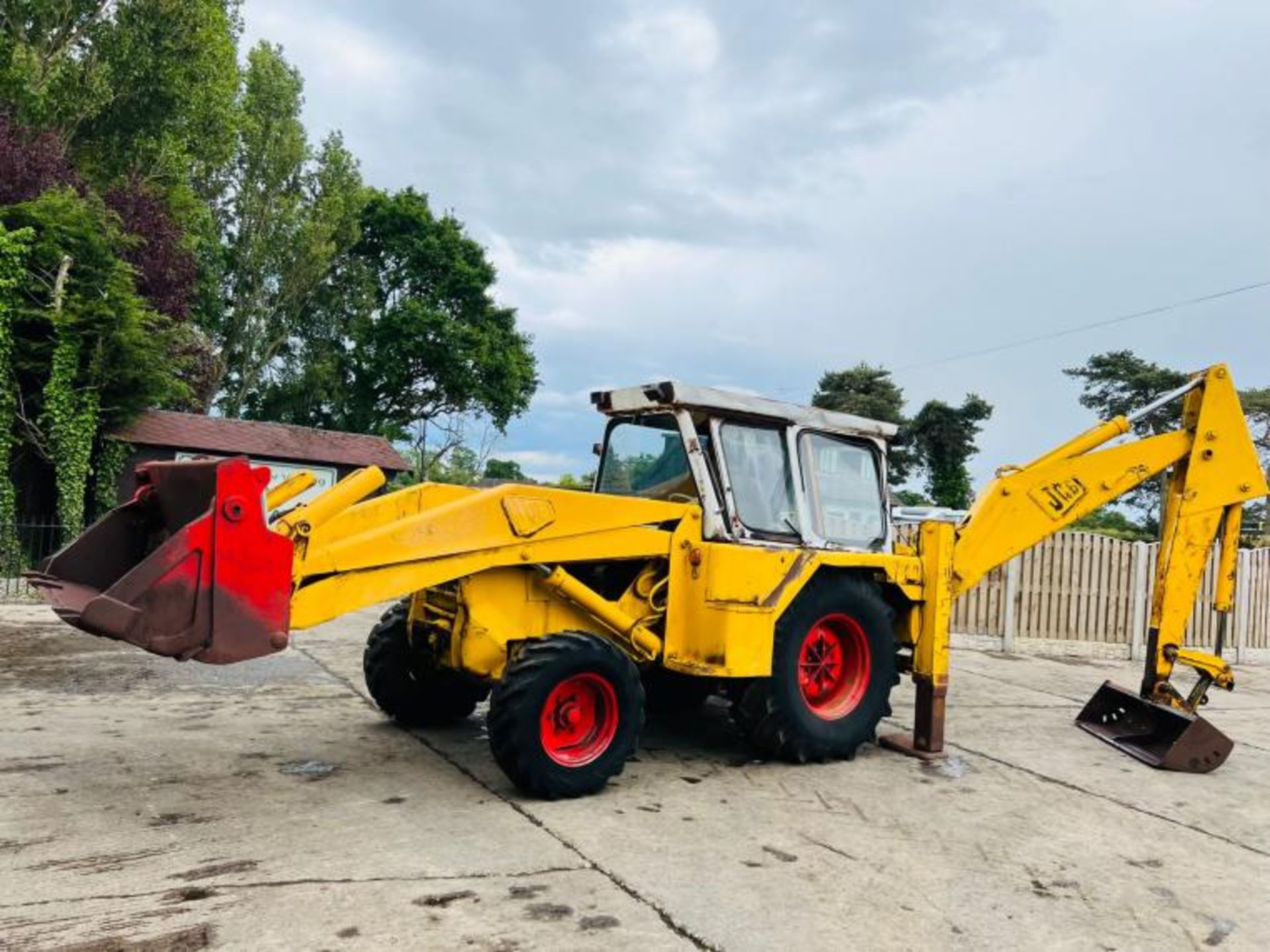 JCB 3D SERIES 2 BACKHOE DIGGER C/W THREE IN ONE BUCKET - Image 9 of 16