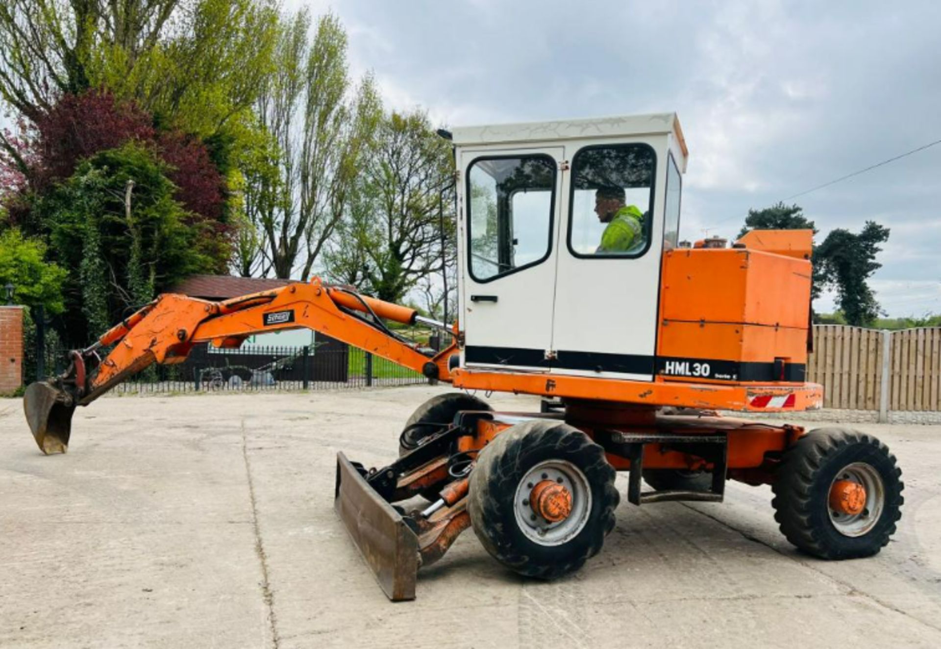 SCHAEFF HML30 4WD WHEELED EXCAVATOR C/W FRONT BLADE - Image 3 of 15