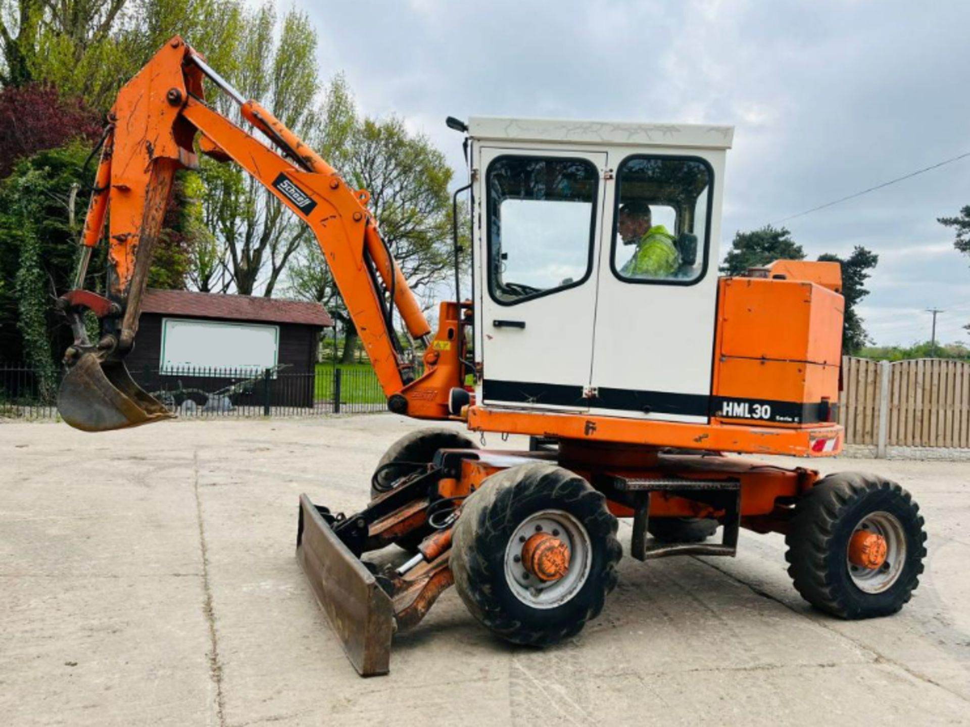 SCHAEFF HML30 4WD WHEELED EXCAVATOR C/W FRONT BLADE - Image 8 of 15