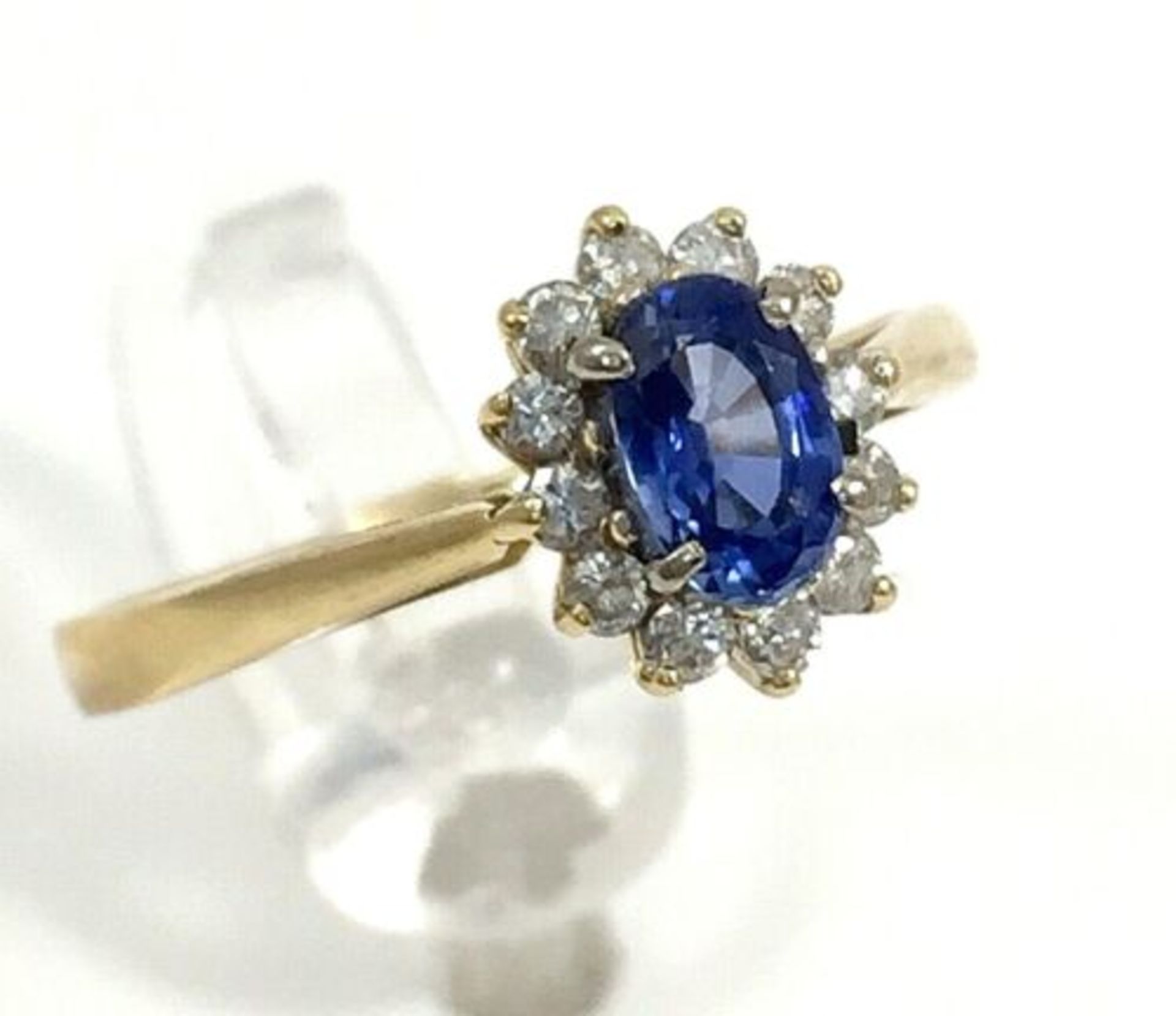 DIAMOND & BLUE TOPAZ CLUSTER DRESS RING. 18K YELLOW GOLD - Image 3 of 4