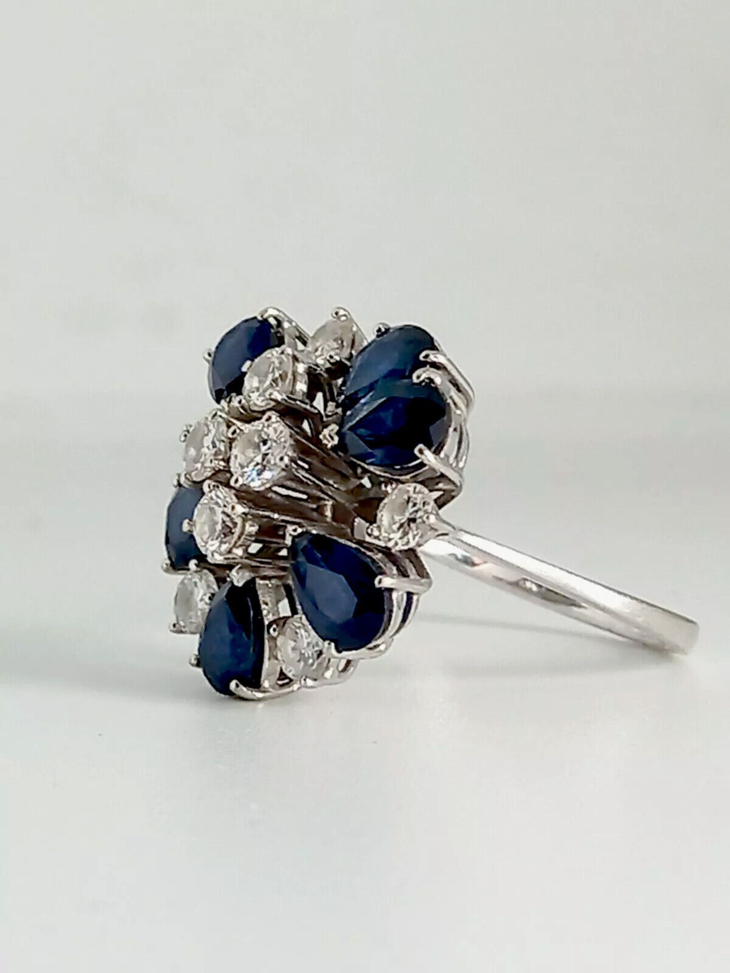 DIAMOND AND SAPPHIRE COCKTAIL RING /WHITE GOLD - Image 3 of 7