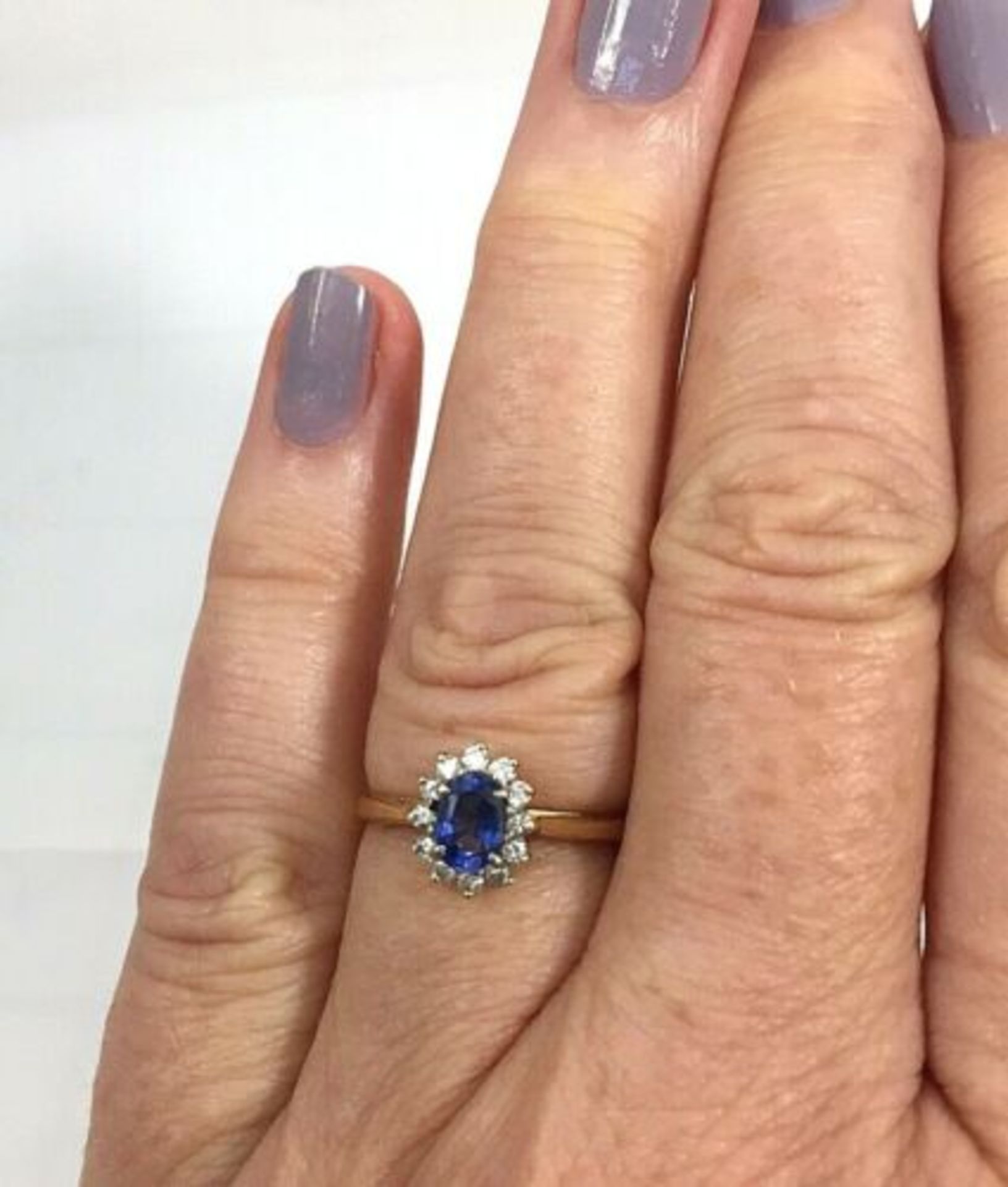 DIAMOND & BLUE TOPAZ CLUSTER DRESS RING. 18K YELLOW GOLD - Image 4 of 4
