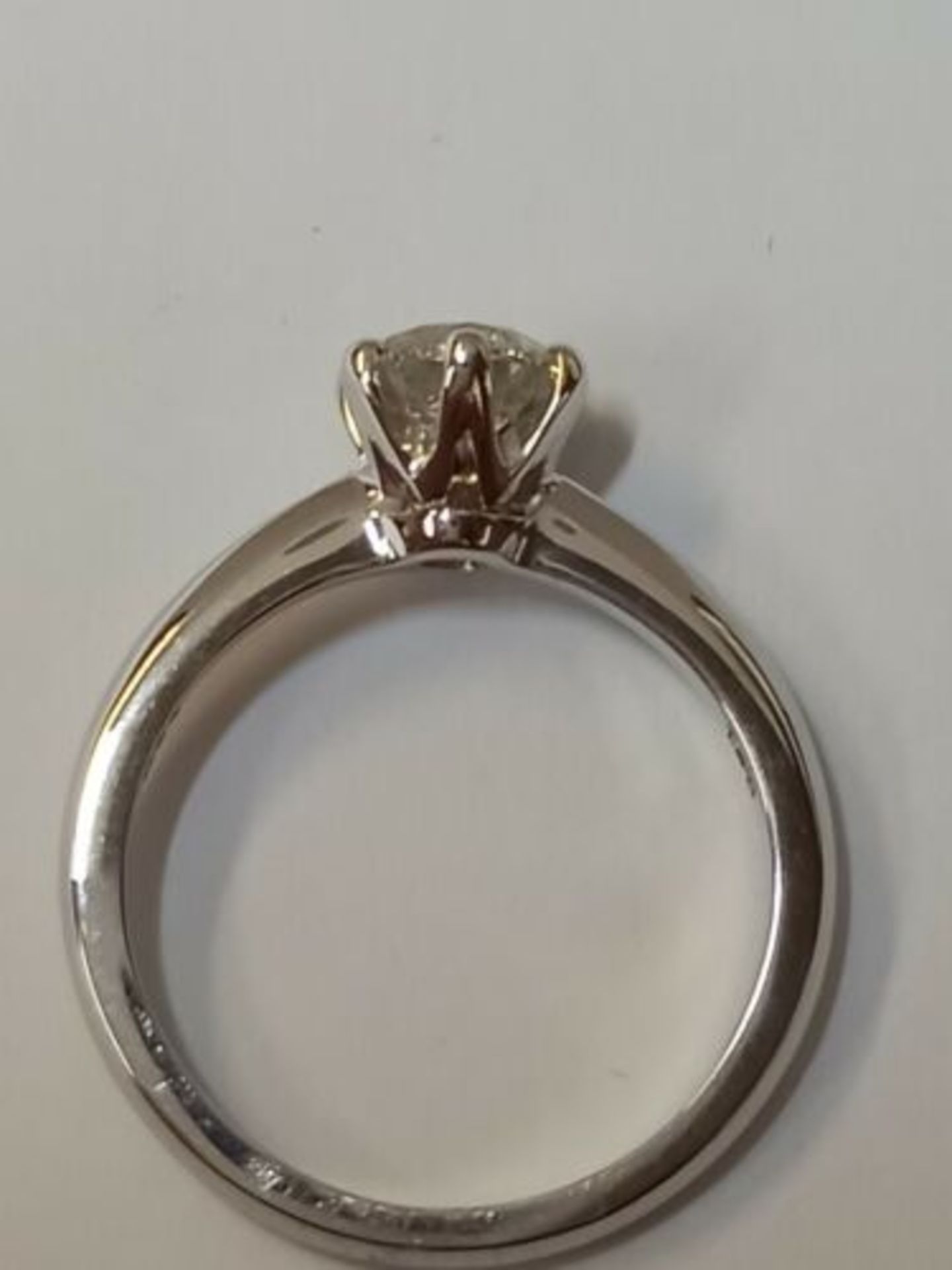 0.91CT DIAMOND SOLITAIRE ENGAGEMENT RING/WHITE GOLD - Image 4 of 5