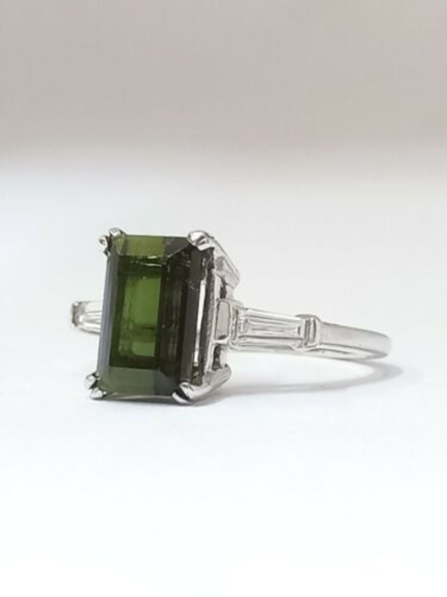 EMERALD CUT TOURMALINE & DIAMOND RING/18CT WHITE GOLD - Image 2 of 7