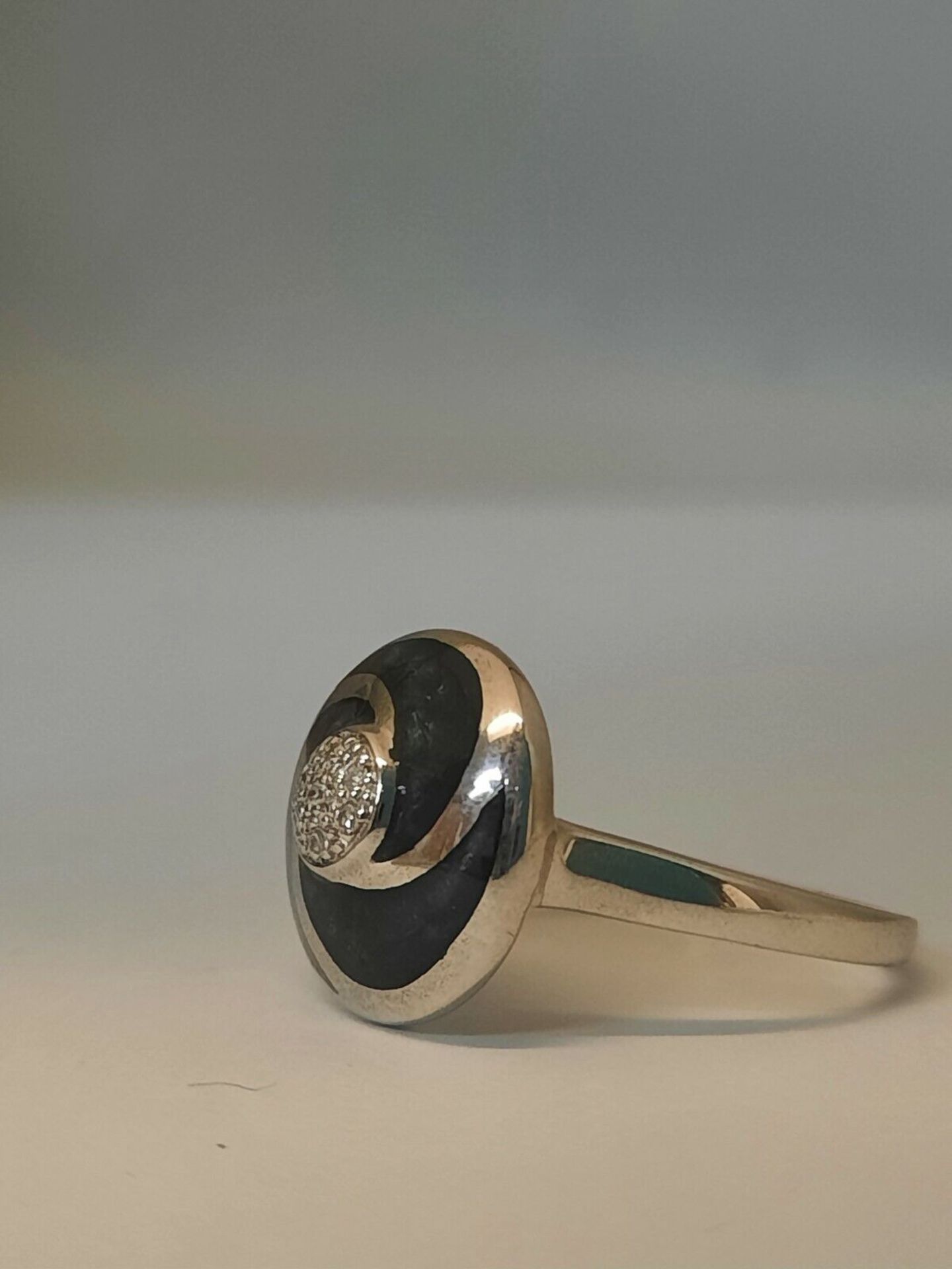 CERAMIC & 0.10CT DIAMONDS RING/GREY STIRLING SILVER - Image 6 of 6