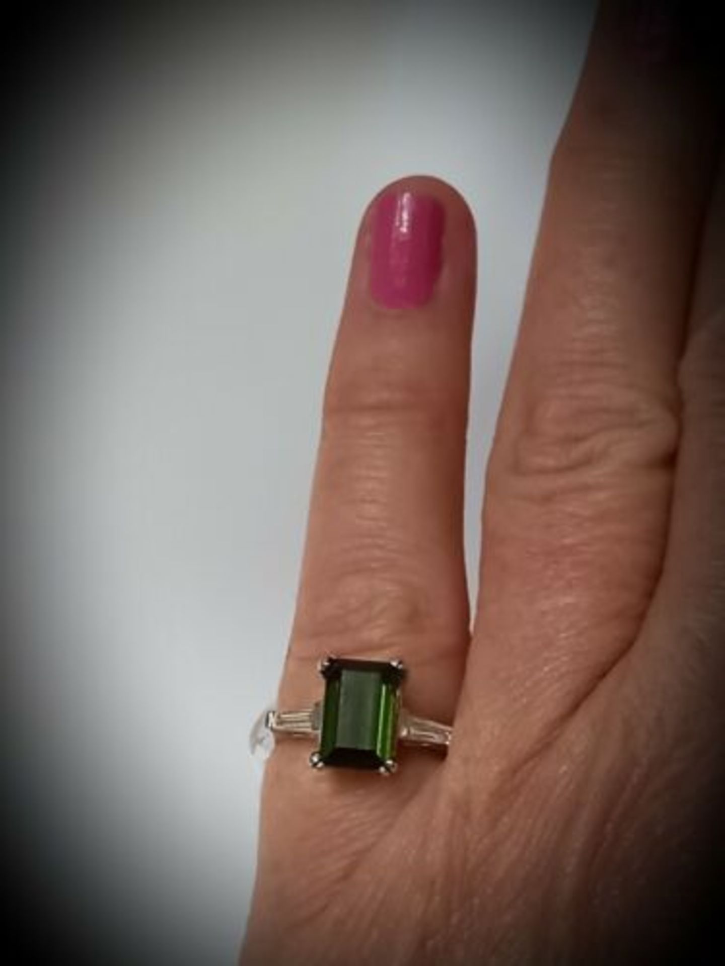 EMERALD CUT TOURMALINE & DIAMOND RING/18CT WHITE GOLD - Image 6 of 7