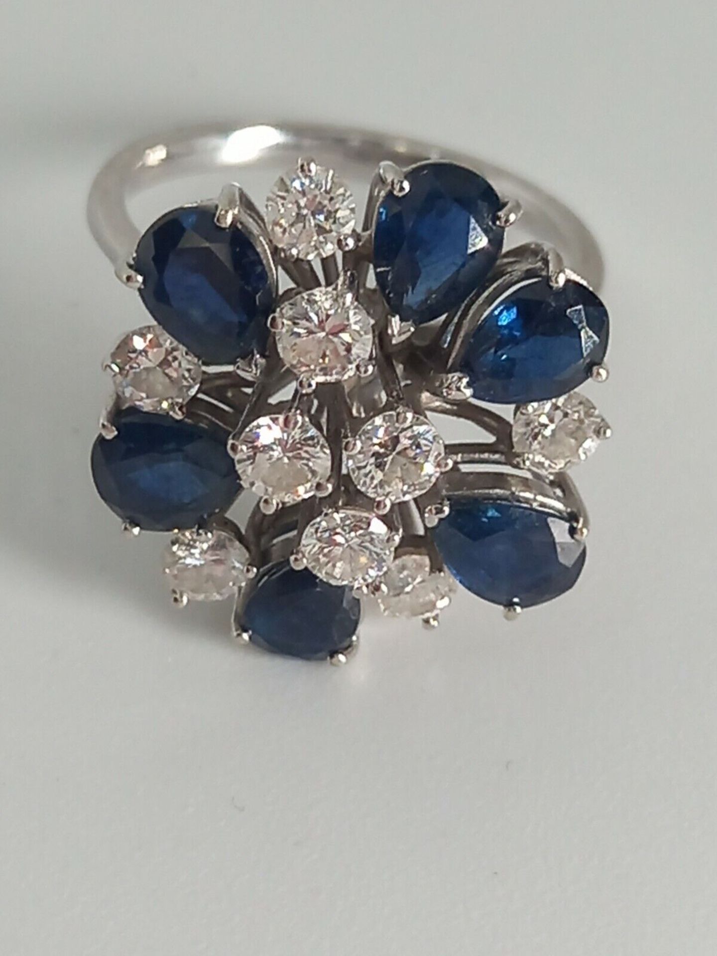 DIAMOND AND SAPPHIRE COCKTAIL RING /WHITE GOLD - Image 6 of 7