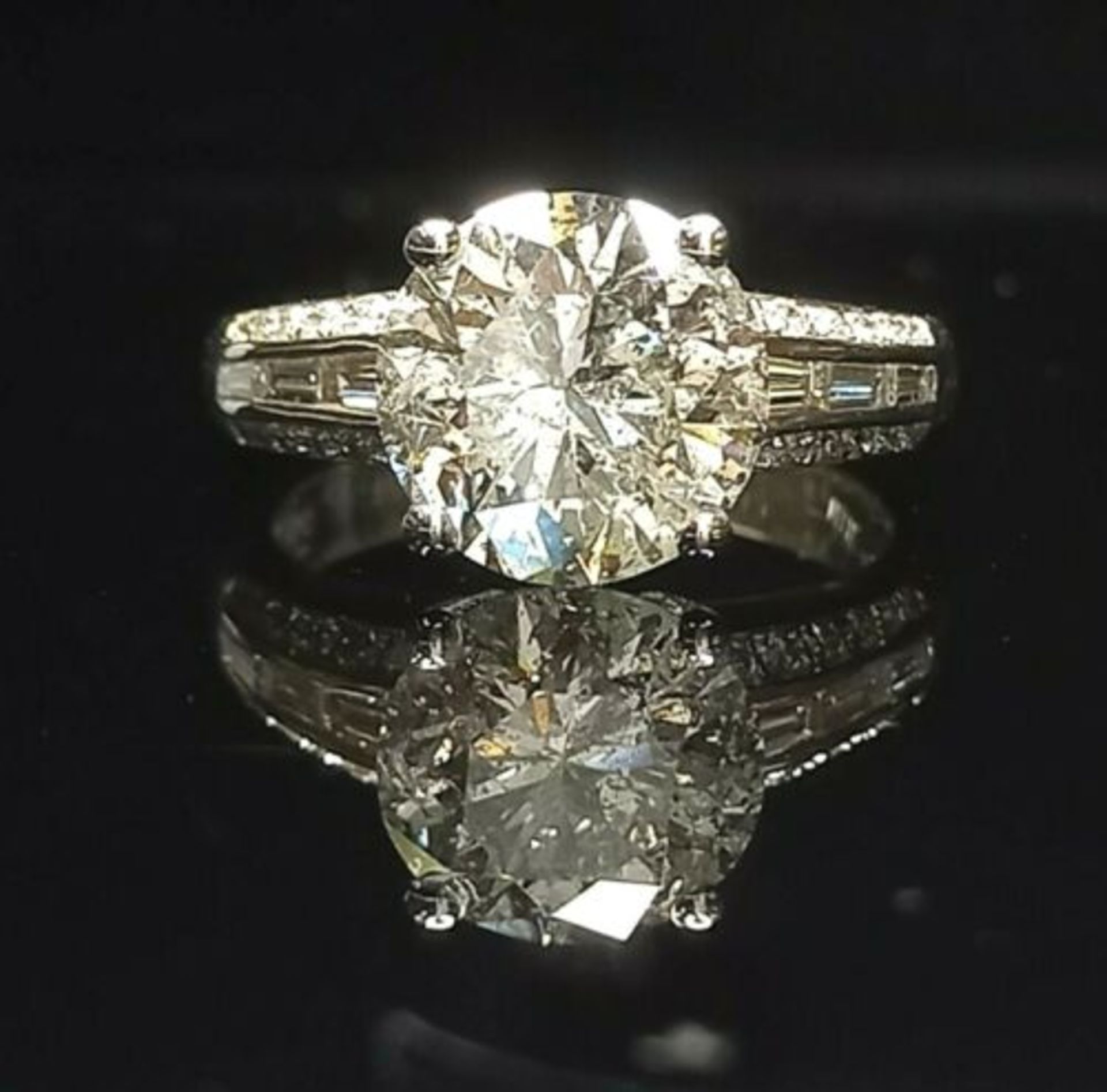 3.50CT DIAMOND SOLITAIRE/ENGAGEMENT WITH 0.40CT DIAMOND SHOULDERS.18K WHITE GOLD