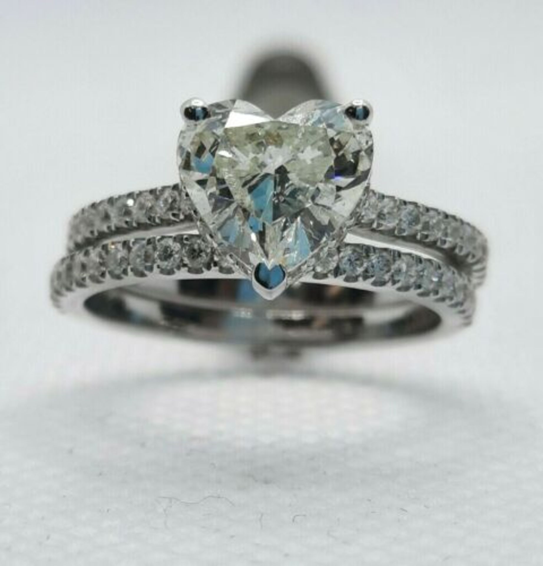 2.22CT HEART SHAPE ENGAGEMENT RING /DIAMOND WEDDING BAND (SET) - Image 4 of 5