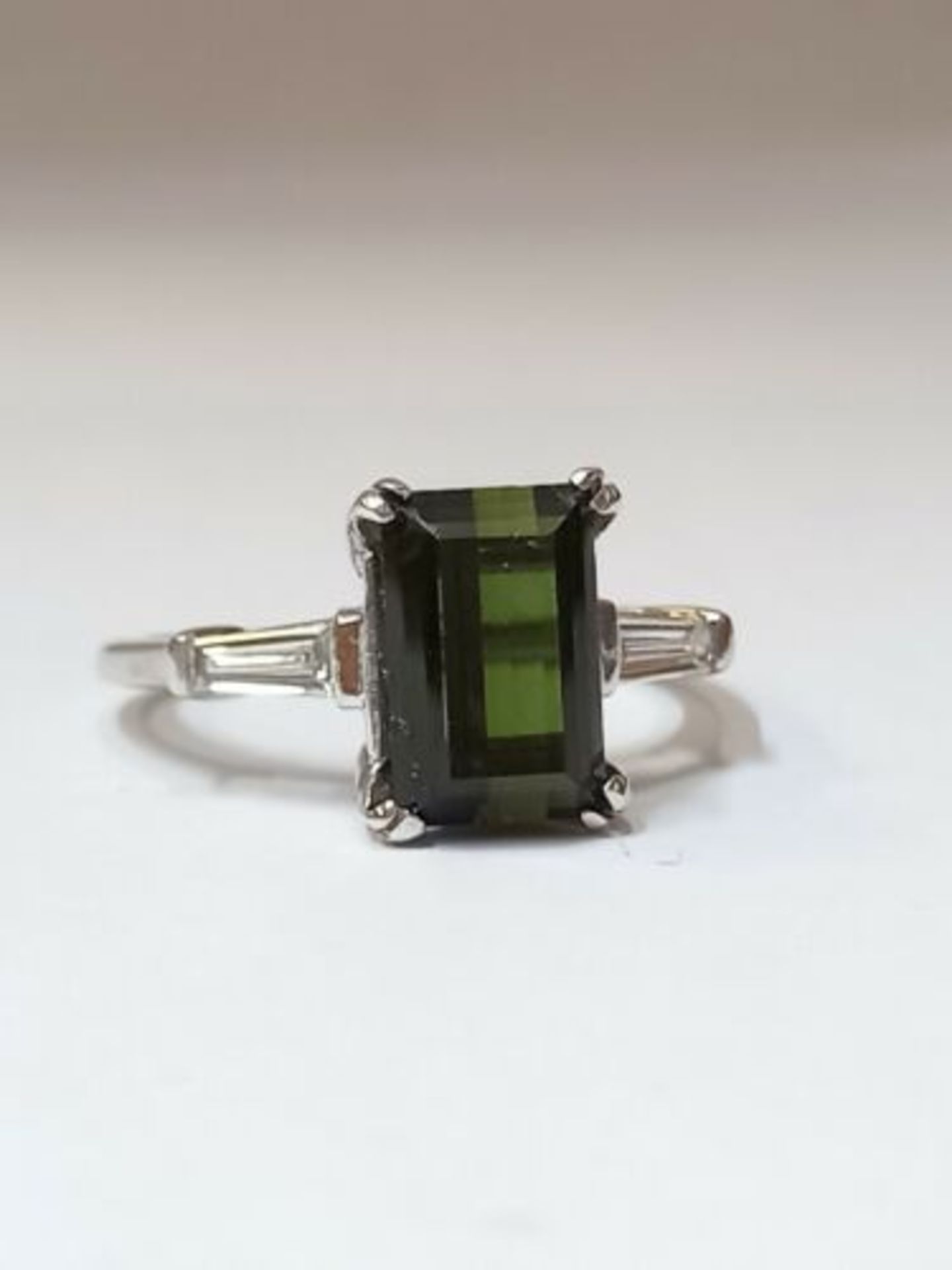 EMERALD CUT TOURMALINE & DIAMOND RING/18CT WHITE GOLD - Image 3 of 7