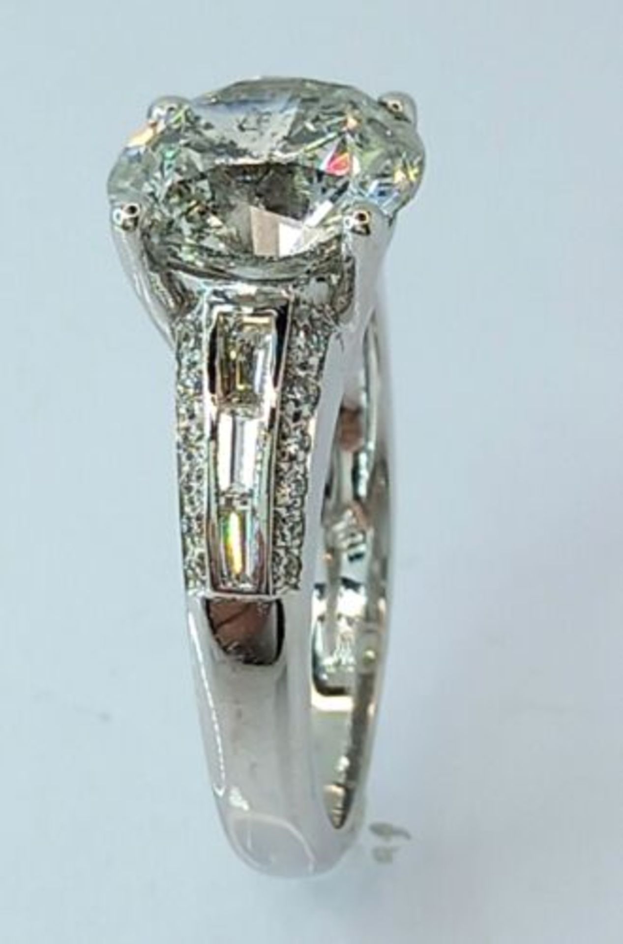 3.50CT DIAMOND SOLITAIRE/ENGAGEMENT WITH 0.40CT DIAMOND SHOULDERS.18K WHITE GOLD - Image 5 of 7