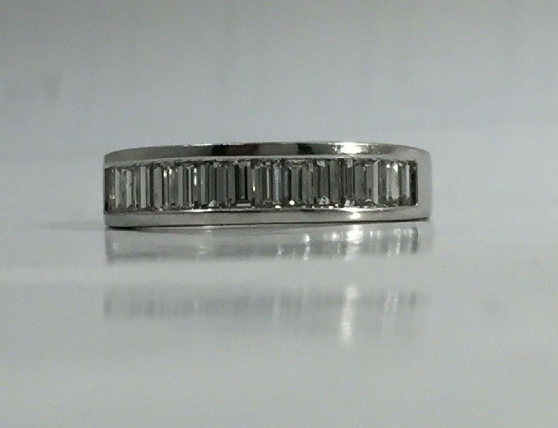 1.00 CT BAGUETTE DIAMOND WEDDING BAND/DRESS RING. 18CT WHITE GOLD - Image 5 of 5