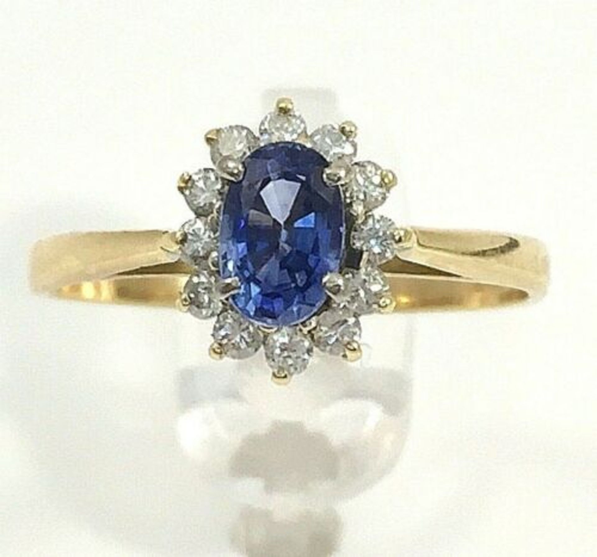 DIAMOND & BLUE TOPAZ CLUSTER DRESS RING. 18K YELLOW GOLD