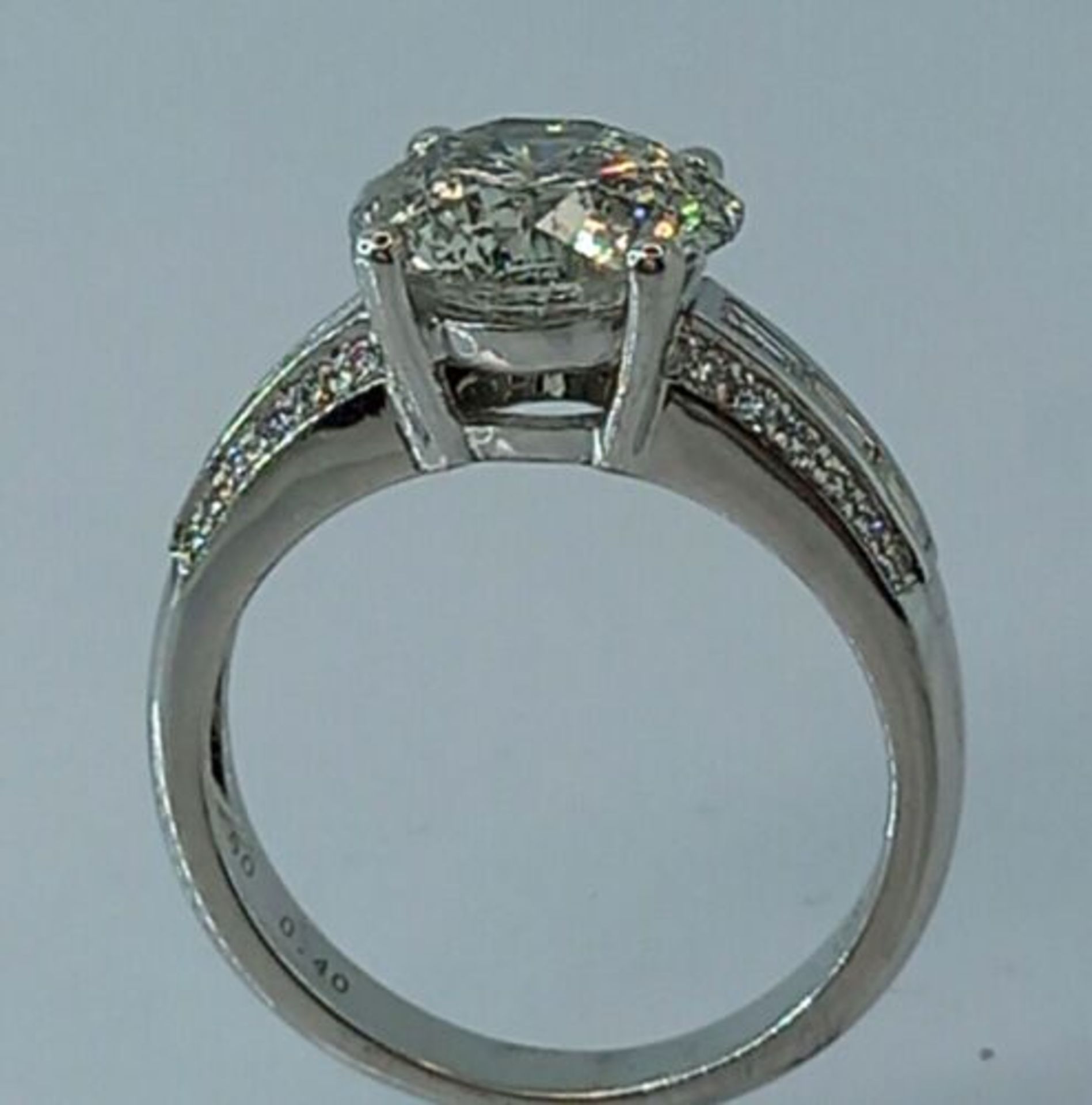 3.50CT DIAMOND SOLITAIRE/ENGAGEMENT WITH 0.40CT DIAMOND SHOULDERS.18K WHITE GOLD - Image 3 of 7