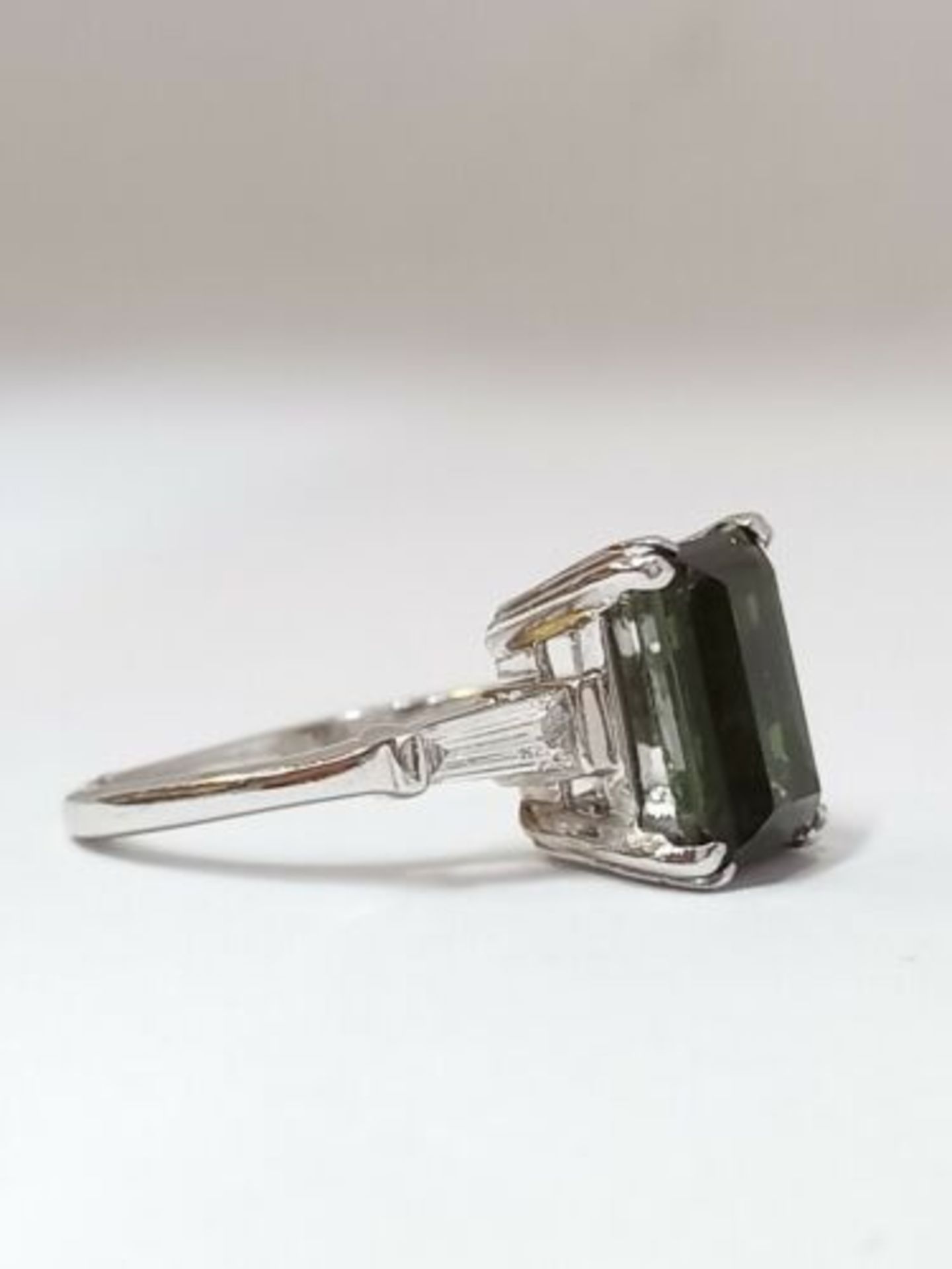 EMERALD CUT TOURMALINE & DIAMOND RING/18CT WHITE GOLD - Image 4 of 7